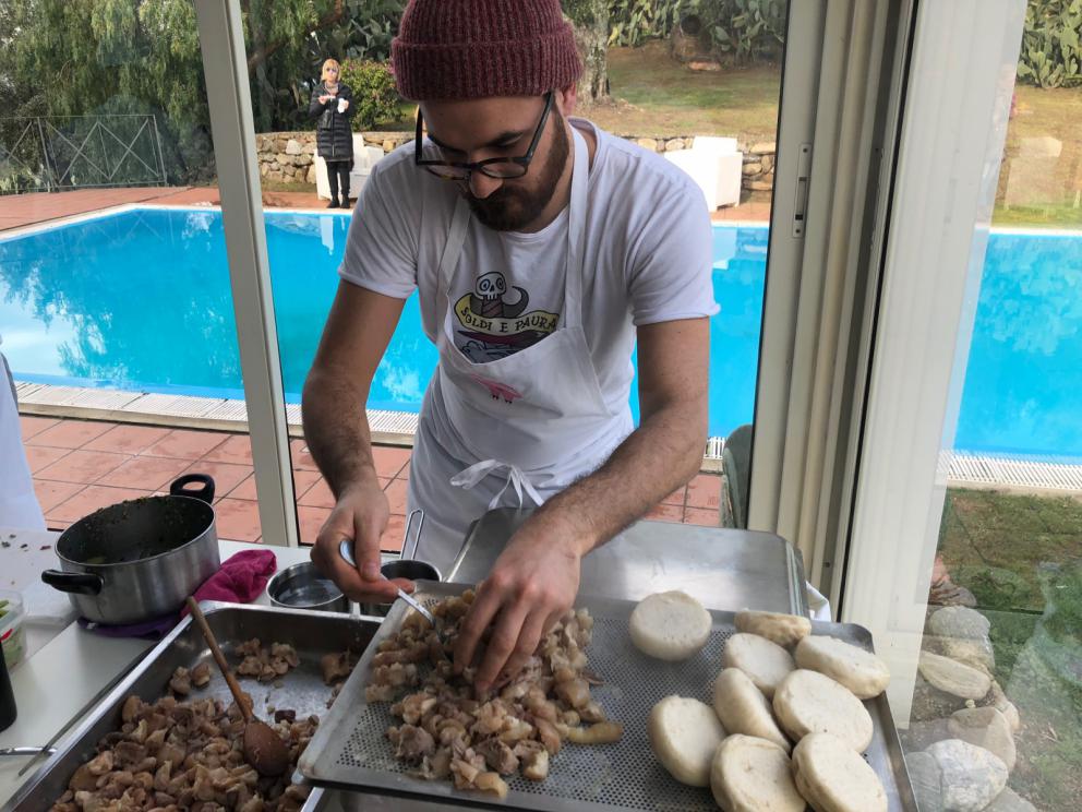 Galleria fotografica






La cena prologo di Pig Calabria è stata preparata al De Gustibus di Palmi. Nella foto Armando e Maurizio Sciarrone, figlio e padre









Padre e figlio della Macelleria Arturo di Campo Calabro (Reggio Calabria) preparano la caddara tradizionale a Villa Rossi. A sobbolire, le frittole, tutti i tagli del maiale









Luca Abbruzzino, chef del ristorante Abbruzzino di Catanzaro, tra Enzo e Renato Ioppolo della Macelleria Fratelli Ioppolo di San Giorgio Morgete (Reggio Calabria), telefono +39.0966.935101









Il motto è noto: del maiale non si butta via nulla







