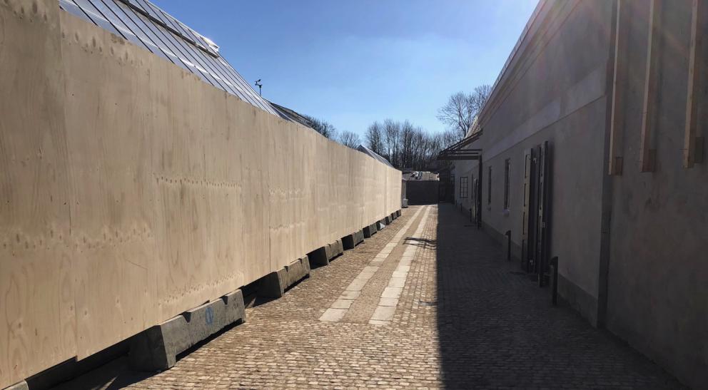 Photogallery






Noma 2.0 is in Christianshavn, the same neighbourhood as the first Noma. They’re 1.5 km apart, a 15 minutes’ walk. This picture shows the distance: to the right, there’s the warehouse of the old location (in Strandgade 93), to the left the smokestacks of Amager Bakke, the futuristic incinerator below which stands the new Noma (in Refshalevej 96)









Weather permitting, you can have a peaceful walk between the previous Noma to today’s Noma 









The new Noma is on an isthmus surrounded by canals. In the future they also want to reclaim some small parts for hydroponic farming









Bucolic scene with incinerator









Bikes left outside Noma. It’s the favourite means of transport among employees and interns









The long path taking you to the restaurant. The fence on the left shows how works are still in progress






