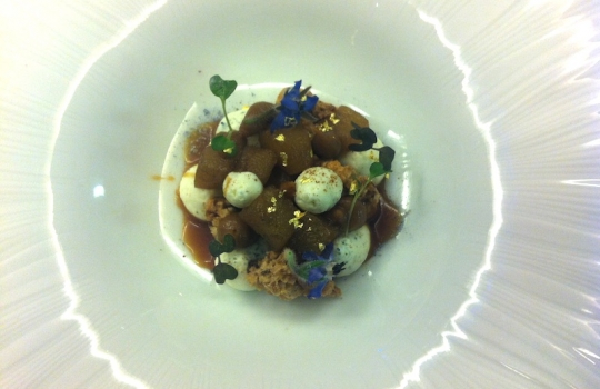 Galleria fotograficaOstrica con cru di cacao, lardo di colonnata, limone e crema di erbe di Salvatore BiancoFrittella di murena con torzella stufata e maionese di limone in cartoccio di Pasquale PalamaroTortello con cuore di ricciola, broccoli, provola in salsa bouillabaisse di Vincenzo GuarinoCernia all'olio con pesto di lattuga di mare, salsa di olive taggiasche e patate allo zafferano di Luigi TramontanoVitellone con mozzarella di bufala campana Dop di Rosanna MarzialeCome occhio di bue, sale e pepe di Salvatore Bianco