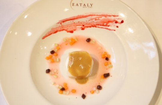 Galleria fotografica






Giuseppe Rambaldi del Combal.Zero, in sostituzione dello chef Davide Scabin, Mario Batali, Babbo e tanto altro a New York e Cesare Battisti, Ratanà a Milano








Ravioli gamberi e basilico con burro e zucca di Mario Batali








Penne con crema di peperoni di Cesare Battisti








Riccardo Felicetti e Pavia Rosati








Mario Batali e Alex Pilas, responsabile delle cucine di Eataly New York








Moreno Cedroni, ristorante Madonnina del Pescatore di Senigallia (Ancona) e Dave Pasternack, Esca a New York City





