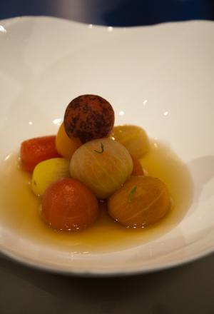 Galleria fotograficaAbigail Mendoza, cuoca del ristorante Tlamanalli di Oaxaca in MessicoAndoni Luis Aduriz, padrone di casa a Gastronomika e cuoco del Mugaritz di Errenteria, Paesi BaschiJuan Mar&igrave; ed Elena Arzak, padre e figlia del ristorante che porta il loro cognome a San Sebastian, Paesi BaschiA destra Rodrigo Oliveira, cuoco del Mocot&ograve; di San Paolo in Brasile, altro protagonista di Identit&agrave; Milano 2012Lo spettacolare lungomare della Concha, nota spiaggia di San SebastianIl brasiliano Claude Troisgros