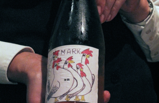 Galleria fotografica






Appetizer di chanterelle (saporiti come i nostri finferli) e germogli dell'orto








Trota arcobaleno (cotta a 55°C per 15 minuti) e cavoli








Consommè di pomodoro: 4 tipi di pomodoro dell'isola, in 4 consistenze








Sulla superficie esterna della scultura, dill snow: granatina di aneto. Nel tubo, i fiori dello stesso aneto








Manzo di Sareema con cipolle





