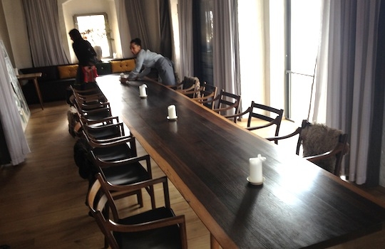 Galleria fotografica






In cammino verso il Noma. Il ristorante è al piano terra del palazzone più a sinistra. Per arrivarci dalla popolare insenatura di Nyhavn (il punto da cui è scattata la foto), occorre fare un bel giro. Ma si notano i lavori per la costruzione di un ponte. Che condurrà dritto all'insegna








Altra prospettiva sul Noma da Nyhavn. Il ristorante galleggia sulla Christianshavn, una delle tante isole artificiali che compongono Copenhagen








Di là del fiume, sulla lunga via che conduce allo spiazzo del Noma








Uno scenario molto tranquillo, di case pastello. Il silenzio è perché vanno tutti in bici













Al massimo si sente rombare qualche scafo








Il vascello davanti al Noma. Oltre a quella danese, sventolano le bandiere di Isole Far Oer e Groenlandia: le loro ambasciate sono nello stesso palazzo del ristorante. Coerenza nordica








Il retro del ristorante. L'80% delle 80 persone che lavorano al Noma viene a lavorare in bici, chef incluso








Dietro al ristorante, un'iscrizione ricorda i passeggeri scomparsi a bordo della danese Hans Hedtoft. Il transatlantico si scontrò il 30 gennaio 1959 contrò un iceberg in Groenlandia. Fu ritrovata solo una cintura di sicurezza
 








L'ingresso del ristorante, al civico 93 di Strandgade








La vista, ingresso alle spalle








Tra l'ingresso e la cucina a vista, spicca un corner di decoro simil-giapponese. A sinistra s'intravede Noma, time and place in Nordic Cuisine, edizioni Phaidon, un testo fondamentale per approfondire tutti i rivoli del Redzepi-mondo. La versione italiana si ordina qui








Una pianta di piccoli agrumi orla la cucina a vista








La porta d'ingresso vista dalla cucina








Le sedie, molto comode, sono anni Sessanta con schienali foderati di pelle di pecora, alcune più morbide di altre








I tavoli sono ampi e senza tovaglie. Attorno prevale il grigio e i colori rustici, sulle travi in legno del soffitto ma anche sulle divise dei ragazzi di sala








La finestra accanto al nostro tavolo








E' lo chef Rene Redzepi a introdurci al pasto: in un vaso di fiori danesi, l'unico pendaglio commestibile è una sorta di carta musica croccante (flatbread) di farina di malto all'aroma di ginepro. Nel piattino in basso, una deliziosa crème fraîche acida per intingerlo








Il flatbread è quello che svetta. "Ma se ci tenete, provate a mangiare anche i fiori", scherza Redzepi. Il cuoco scompare nelle segrete del Noma. Lo ritroveremo solo alla fine del pasto








Tutti i 14 appetizer si mangeranno con le mani. Unica posata, il coltello per tirar su e leccare la crème fraîche da sola (da fare quando tutti gli altri clienti son distratti, però)








Moss and Cep: Muschio di renna con polvere di funghi porcini. E' il corpo bianco, molto saporito ed evanescente, da intingere anch'esso nella crème fraîche
 








Crispy pork skin and black currant: Pelle di maiale croccante e ribes nero, lo strato più esterno. Aspro e croccante








Il ribes nero non ci lascerà prima di molto tempo








Blue mussels and celery: cozze e sedano. Solo due sono quelle buone








La parte inferiore del guscio è commestibile (ancora farina di malto)








Il quinto appetizer è nascosto in una deliziosa scatola di biscotti in latta della tradizione danese (chi non ricorda i Danish butter cookies?)








Cinque tondini, ma solo due "interessanti"








Si chiamano Cheese cookies, rocket and stems, letteralmente Biscotti al formaggio, ruchetta e gambi di erbe aromatiche, un felice snack potenzialmente riproducibile nei nord e nei sud del mondo








Appetizer #6: Potato and duck liver, Patate e fegato d'anatra: le patate croccanti sono in due strati e a mo' di sandwich racchiudono la mousse di fegato. La spolverata è di funghi trombette dei morti, disidratati e polverizzati, una tecnica che troveremo frequentemente








Dried carrot and sorrel, Carote grigliate a fuoco lento per 14 ore, disidratate e servite su polvere di fieno. Si intingono nell'emulsione di acetosella accanto. Un grande piatto perché di inattesa, energica acidità








Ottava entrée: Caramelized milk and cod liver, Biscotto di latte caramellato e fegato di merluzzo, quest'ultimo ghiacciato e pulito. Il secondo dona un aroma molto strong, che domina sul biscotto croccante. Per palati muscolari








Le uova dentro l'uovo








Pickled and smoked quails eggs, Uova di quaglia sbollentate, marinate e affumicate, un classico del Noma. Il tuorlo è completamente liquido








Col Veal fibres and söl, Filamenti di vitello e söl, decimo appetizer, entra in gioco per la prima volta un'alga di mare. E' il söl, appunto, dulse in inglese, Palmaria palmata nella tassonomia scientifica, un'alga rossa incastrata nei filamenti di vitello precedentemente tagliati sottili e poi fritti. Curioso l'impiatto a nido di ingredienti che alla fine incastrano terra e mare








Herb Toast and smoked cod roe, Toast alle erbe e uova di merluzzo affumicato, un'altra grandiosa tapa nordica da far su in due bocconi. Se non ricordiamo male, lo strato superiore è brodo di fegato d'anatra disidratato








Radish, soil and grass, Rapanello, "suolo" ed erba, un altro grande classico del Noma, un paesaggio commestibile di chiara genesi basca-adrianesca, molto replicato negli anni. Carote baby e rapanelli sono interrati in un "suolo" che è una crema di farina di malto con nocciole disidratate. Sotto ancora, uno yogurt di erbe. Finite le verdure, abbiamo chiesto dei cucchiaini per ripulire il suolo








Una foto (di spreadbutter) chiarisce meglio il contenuto del vasetto








Æbleskiver e muikku, penultimo appetizer, di concezione piuttosto recente. Un'antica tradizione dolce danese (Æbleskiver significa "piccoli pezzi di mela" ma la mela qui non c'è) è presentata in versione salata. Code e teste dei muikku, sorta di aringhe baby, sono infilzate in due bigné dall'impasto molto morbido con del ripieno di cetriolo marinato, ben riconoscibile al palato. L'aspetto dispone il cliente alla sfida ma la sua bizzarria visiva si scioglie presto in due bocconi morbidi, eleganti e deliziosi








Ultimo di 14 appetizer: Sorrel leaf and cricket paste, Foglia di acetosella (leggermente piccante) con pasta di grillo. Sì, proprio l'insetto dei prati, qui in consistenza di crema, inserita nel gambo dell'acetosella. Mettendo a fermentare grilli e orzo fermentato, Redzepi ha ottenuto una sorta di garum molto interessante, simile alla soia. Completa il piatto in foto, una granita di nasturzio ghiacciato








E il vino? Non producendo la Danimarca nettari di rilievo, è forse il capitolo meno allettante del Noma. La carta è un trionfo di vini ottenuti in climi freddi: francesi, tedeschi o austriaci soprattutto. Vini di acidità spinta che si combinano bene con le prevalenti acidità dei piatti. Le persone inquadrate nella foto hanno optato per il pairing coi succhi di frutta, quelli sì interessanti e autoctoni: il percorso prevede 7-8 succhi tra cui carote e ginepro, sedano e sedanorapa, cetriolo, eccetera. E i vini italiani? Pochi e tutti rossi, soprattutto di produttori di nebbiolo del Piemonte. "Ma li chiedono solo i norvegesi", ci raccontano








Terminati appetizer e main courses, sbirciamo i lavori in cucina. In primo piano, Samuel Nutter, sous chef inglese








Al centro, riconosciamo Matthew Orlando di San Diego, 35 anni e da 4 e mezzo head chef del Noma. Più tardi ci rivelerà che entro un paio d'anni aprirà il suo ristorante a Copenhagen. "E Renè che ne pensa?", chiediamo. "E' proprio lui a incoraggiarci a metterci in proprio", risponde Orlando. Vero, chiedere anche a Christian Puglisi








Ancora Orlando ci spiegherà che, tra sala, cucina, preparazioni e laboratorio, il Noma arriva a impiegare dall'alba a mezzanotte fino a 80 persone








La cucina prevede 7 comparti: il caldo, il freddo, la pasticceria, gli snack, produzione e mise-en-place, le preparazioni della squadra del mattino e la ricerca (su quest'ultima torneremo più avanti). Gli stagisti scelgono di lavorarci, sapendo di non essere pagati. Redzepi riceve un centinaio di curricula a settimana








Torniamo a tavola e troviamo nuove posate: rami appuntiti di sambuco








Servono a infilzare il primo delle portate "serie", Potato and snails, patate e lumache, servito in due piatti. Il primo è una terrina (rovente) di piccole deliziose patate affumicate e semiaffogate in una salsa al burro dolce e al tavolo spolverate con sale proprio di sambuco. Accanto, piccoli ceppi d'albero affumicati








Accanto, l'altra metà del piatto da infilzare coi bastoncini di sambuco: lumache glassate nel loro succo con burro dolce, olio al prezzemolo ed emulsione di piselli fermentati








Dopo 15 portate arrivano le posate. "Si torna alla civiltà", scherza il ragazzo di sala








...e arriva pure il pane, nascosto in una stoffa soffice con accanto due ciotoline che contengono burro da latte di capra e burro di grasso e crumble di maiale. Colesterolemici, vade retro








Solleviamo la stoffa: il pane è una pagnotta di lievito naturale di grano locale. La crosta è super-fragrante e il cuore molto sofficie e poroso








Cooked fava beans and beach herbs, Fave stufate gentilmente ed "erbe di spiaggia" (che poi sono diversi tipi di alghe di mare). Le fave sono fantastiche nella loro compattezza inaspettatamente dolce








Con la terza portata del ciclo "serio" veniamo ai ragazzi di sala: sono tutti molto professionali ma anche rilassati. Tra i 30 e i 40 anni, molti tatuati, ruotano di continuo al nostro tavolo: una trentina dei piatti sono stati serviti e illustrati da 10 camerieri diversi, molti dei quali cuochi dei livelli più alti della gerarchia. Il ragazzo in foto che ci serve Berries and cucumber, Bacche e cetrioli, si chiama Beau Clugston, è australiano e da poche ore è un nuovo sous-chef del Noma








Ai frutti di bosco e insalata di cetrioli si unisce del succo di camomilla...








...et voilà








Insalata di brown crab (granchi atlantici), tuorlo d'uovo, erbe di campo e il rosso sono le uova del granchio. I ragazzi si raccomandano di fare attenzione perchè potrebbe esserci del carapace o delle chele: la carne del granchio è stata rimossa tutta a mano. Noi ci scontriamo solo con un fresco schiaffo iodato








Accanto alle langoustine, scampi norvegesi, torna l'alga söl, questa volta in forma di emulsione con acqua di ostriche. I puntini rossi sono segale disidratata








Cavolfiore e pino, crema e rafano. Pensi a una capasanta e invece è un trancio di cavolfiore quello che spunta da sotto gli aghi di pino. E' ricavato dalla parte alta dell'ortaggio, arrostito a arricchito con gli aromi di pino, abete, ginepro e rafano. L'orto e il silvestre








Lucioperca con gambi di verdure. Impeccabile ma insolitamente classico nella sua concezione su salsa al burro e capperi. Incuriosisce la disposizione, che lascia intonsa più di metà del piatto. Come a voler lasciar libero il lucioperca di sguazzare di nuovo








Arrivano in tavola nuovi oggetti: olio di fieno e un cronometro. E' l'inizio del gioco di The hen and the egg, La gallina e l'uovo








The hen and the egg #2: attorno a un tegamino rovente su del fieno appena umido, notiamo una chips a spirale di patata e un uovo (d'anatra, ci dicono)








The hen and the egg #3: accanto al tegame, foglie di spinaci, aglio selvatico, germogli e fiori di campo vari








The hen and the egg #4. "Dovete rompere voi l'uovo e cuocerlo", ci spiegano armati di olio di fieno, che spruzzeranno nel tegame prima del nostro esercizio








The hen and the egg #5: son riuscito a non sbrodolare. Il piatto, spiegherà Redzepi poi, "E' un po' un invito sdrammatizzante a cucinare. Sono rimasto sorpreso dal fatto che tanti clienti non hanno mai rotto un uovo. Cerco di mostrare loro che la cucina è in fondo un esercizio molto elementare"








The hen and the egg #6: dopo 120 secondi esatti di cronometro, si uniscono all'uovo le verdure e si rimesta il tutto








The hen and the egg #7: tocco finale, una salsa di acetosella. Il piatto non è memorabile...








...ma il risultato è lo stesso delle 21 portate precedenti: piatto spazzolato The hen and the egg #8








Animelle di vitello, erbe di campo, funghi e sedanorapa. Un gran piatto, ma non esattamente quello che ti aspetti al Noma. Sottigliezze eh








A un passo dai dolci, il brusio in sala si fa più sostenuto. L'alcol e le discussioni sull'incredibile girandola di piatti provati








E il brusio lievita ancora al primo dei due dolci: Blueberries and ants, Mirtilli e formiche (la foto è di garyalanfine, avevo terminato le batterie). Il piatto è duplice: la foto mostra la prima metà, che racchiude una confettura di formiche tra due foglie di nasturzio. Ce la porta al tavolo Rosio Sanchez da Chicago, splendida coordinatrice dei dessert del Noma. E le formiche? Ci torniamo alla fine della gallery








Mirtilli e formiche parte seconda: accanto alle foglie di nasturzio con formiche, arriva un geniale sandwich con gelato di mirtilli (la foto è ancora di garyalanfine)








Ventiquattresimo e ultimo piatto, un "classico" Gammel Dansk, sorta di Jaegermeister danese qui sposato ad acetosella e latte disidratato. Apprezziamo la voglia di non sovraccaricare con ulteriori bombe al cioccolato o altre grasse cremosità che a fine pasto chiederebbero gli straordinari ai succhi gastrici (grazie ancora a garyalanfine)








Dopo oltre 3 ore di degustazione, ci si accomoda tutti nel dehors accanto: in vetrina spiccano grappe di Brunello








Potevano farti mancare lo skyr, il formaggio fermentato acido degli islandesi? Certo che no: agli albori della New Nordic Cuisine venne praticamente brandito da Redzepi come simbolo delle rivoluzione. L'arma per contrastare il dilagare dei formaggi francesi in Danimarca, così come l'olio di colza in vece dell'olio d'oliva








Riordinata la sala per la sera, Kim Sander e Matthew Orlando ci invitano a fare un sopralluogo nei back office del Noma








I ragazzi si divertono ma il lavoro è un massacro: tra il pranzo e la cena ci sono solo 45 minuti di pausa, dalle 17 alle 17.45. "Per questo", spiega Redzepi, "è fondamentale tenere chiuso due giorni, domenica e lunedì. Così stacchiamo da ogni pensiero. 7 su 7 sarebbe controproducente per l'umore di tutti"








Orlando ci mostra il gazebo all'aperto sul retro, dove si griglia e affumica qualsiasi cosa





