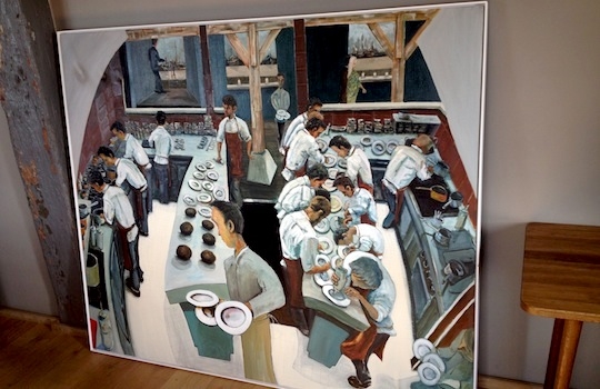 Galleria fotografica






In cammino verso il Noma. Il ristorante è al piano terra del palazzone più a sinistra. Per arrivarci dalla popolare insenatura di Nyhavn (il punto da cui è scattata la foto), occorre fare un bel giro. Ma si notano i lavori per la costruzione di un ponte. Che condurrà dritto all'insegna








Altra prospettiva sul Noma da Nyhavn. Il ristorante galleggia sulla Christianshavn, una delle tante isole artificiali che compongono Copenhagen








Di là del fiume, sulla lunga via che conduce allo spiazzo del Noma








Uno scenario molto tranquillo, di case pastello. Il silenzio è perché vanno tutti in bici













Al massimo si sente rombare qualche scafo








Il vascello davanti al Noma. Oltre a quella danese, sventolano le bandiere di Isole Far Oer e Groenlandia: le loro ambasciate sono nello stesso palazzo del ristorante. Coerenza nordica








Il retro del ristorante. L'80% delle 80 persone che lavorano al Noma viene a lavorare in bici, chef incluso








Dietro al ristorante, un'iscrizione ricorda i passeggeri scomparsi a bordo della danese Hans Hedtoft. Il transatlantico si scontrò il 30 gennaio 1959 contrò un iceberg in Groenlandia. Fu ritrovata solo una cintura di sicurezza
 








L'ingresso del ristorante, al civico 93 di Strandgade








La vista, ingresso alle spalle








Tra l'ingresso e la cucina a vista, spicca un corner di decoro simil-giapponese. A sinistra s'intravede Noma, time and place in Nordic Cuisine, edizioni Phaidon, un testo fondamentale per approfondire tutti i rivoli del Redzepi-mondo. La versione italiana si ordina qui








Una pianta di piccoli agrumi orla la cucina a vista








La porta d'ingresso vista dalla cucina








Le sedie, molto comode, sono anni Sessanta con schienali foderati di pelle di pecora, alcune più morbide di altre








I tavoli sono ampi e senza tovaglie. Attorno prevale il grigio e i colori rustici, sulle travi in legno del soffitto ma anche sulle divise dei ragazzi di sala








La finestra accanto al nostro tavolo








E' lo chef Rene Redzepi a introdurci al pasto: in un vaso di fiori danesi, l'unico pendaglio commestibile è una sorta di carta musica croccante (flatbread) di farina di malto all'aroma di ginepro. Nel piattino in basso, una deliziosa crème fraîche acida per intingerlo








Il flatbread è quello che svetta. "Ma se ci tenete, provate a mangiare anche i fiori", scherza Redzepi. Il cuoco scompare nelle segrete del Noma. Lo ritroveremo solo alla fine del pasto








Tutti i 14 appetizer si mangeranno con le mani. Unica posata, il coltello per tirar su e leccare la crème fraîche da sola (da fare quando tutti gli altri clienti son distratti, però)








Moss and Cep: Muschio di renna con polvere di funghi porcini. E' il corpo bianco, molto saporito ed evanescente, da intingere anch'esso nella crème fraîche
 








Crispy pork skin and black currant: Pelle di maiale croccante e ribes nero, lo strato più esterno. Aspro e croccante








Il ribes nero non ci lascerà prima di molto tempo








Blue mussels and celery: cozze e sedano. Solo due sono quelle buone








La parte inferiore del guscio è commestibile (ancora farina di malto)








Il quinto appetizer è nascosto in una deliziosa scatola di biscotti in latta della tradizione danese (chi non ricorda i Danish butter cookies?)








Cinque tondini, ma solo due "interessanti"








Si chiamano Cheese cookies, rocket and stems, letteralmente Biscotti al formaggio, ruchetta e gambi di erbe aromatiche, un felice snack potenzialmente riproducibile nei nord e nei sud del mondo








Appetizer #6: Potato and duck liver, Patate e fegato d'anatra: le patate croccanti sono in due strati e a mo' di sandwich racchiudono la mousse di fegato. La spolverata è di funghi trombette dei morti, disidratati e polverizzati, una tecnica che troveremo frequentemente








Dried carrot and sorrel, Carote grigliate a fuoco lento per 14 ore, disidratate e servite su polvere di fieno. Si intingono nell'emulsione di acetosella accanto. Un grande piatto perché di inattesa, energica acidità








Ottava entrée: Caramelized milk and cod liver, Biscotto di latte caramellato e fegato di merluzzo, quest'ultimo ghiacciato e pulito. Il secondo dona un aroma molto strong, che domina sul biscotto croccante. Per palati muscolari








Le uova dentro l'uovo








Pickled and smoked quails eggs, Uova di quaglia sbollentate, marinate e affumicate, un classico del Noma. Il tuorlo è completamente liquido








Col Veal fibres and söl, Filamenti di vitello e söl, decimo appetizer, entra in gioco per la prima volta un'alga di mare. E' il söl, appunto, dulse in inglese, Palmaria palmata nella tassonomia scientifica, un'alga rossa incastrata nei filamenti di vitello precedentemente tagliati sottili e poi fritti. Curioso l'impiatto a nido di ingredienti che alla fine incastrano terra e mare








Herb Toast and smoked cod roe, Toast alle erbe e uova di merluzzo affumicato, un'altra grandiosa tapa nordica da far su in due bocconi. Se non ricordiamo male, lo strato superiore è brodo di fegato d'anatra disidratato








Radish, soil and grass, Rapanello, "suolo" ed erba, un altro grande classico del Noma, un paesaggio commestibile di chiara genesi basca-adrianesca, molto replicato negli anni. Carote baby e rapanelli sono interrati in un "suolo" che è una crema di farina di malto con nocciole disidratate. Sotto ancora, uno yogurt di erbe. Finite le verdure, abbiamo chiesto dei cucchiaini per ripulire il suolo








Una foto (di spreadbutter) chiarisce meglio il contenuto del vasetto








Æbleskiver e muikku, penultimo appetizer, di concezione piuttosto recente. Un'antica tradizione dolce danese (Æbleskiver significa "piccoli pezzi di mela" ma la mela qui non c'è) è presentata in versione salata. Code e teste dei muikku, sorta di aringhe baby, sono infilzate in due bigné dall'impasto molto morbido con del ripieno di cetriolo marinato, ben riconoscibile al palato. L'aspetto dispone il cliente alla sfida ma la sua bizzarria visiva si scioglie presto in due bocconi morbidi, eleganti e deliziosi








Ultimo di 14 appetizer: Sorrel leaf and cricket paste, Foglia di acetosella (leggermente piccante) con pasta di grillo. Sì, proprio l'insetto dei prati, qui in consistenza di crema, inserita nel gambo dell'acetosella. Mettendo a fermentare grilli e orzo fermentato, Redzepi ha ottenuto una sorta di garum molto interessante, simile alla soia. Completa il piatto in foto, una granita di nasturzio ghiacciato








E il vino? Non producendo la Danimarca nettari di rilievo, è forse il capitolo meno allettante del Noma. La carta è un trionfo di vini ottenuti in climi freddi: francesi, tedeschi o austriaci soprattutto. Vini di acidità spinta che si combinano bene con le prevalenti acidità dei piatti. Le persone inquadrate nella foto hanno optato per il pairing coi succhi di frutta, quelli sì interessanti e autoctoni: il percorso prevede 7-8 succhi tra cui carote e ginepro, sedano e sedanorapa, cetriolo, eccetera. E i vini italiani? Pochi e tutti rossi, soprattutto di produttori di nebbiolo del Piemonte. "Ma li chiedono solo i norvegesi", ci raccontano








Terminati appetizer e main courses, sbirciamo i lavori in cucina. In primo piano, Samuel Nutter, sous chef inglese








Al centro, riconosciamo Matthew Orlando di San Diego, 35 anni e da 4 e mezzo head chef del Noma. Più tardi ci rivelerà che entro un paio d'anni aprirà il suo ristorante a Copenhagen. "E Renè che ne pensa?", chiediamo. "E' proprio lui a incoraggiarci a metterci in proprio", risponde Orlando. Vero, chiedere anche a Christian Puglisi








Ancora Orlando ci spiegherà che, tra sala, cucina, preparazioni e laboratorio, il Noma arriva a impiegare dall'alba a mezzanotte fino a 80 persone








La cucina prevede 7 comparti: il caldo, il freddo, la pasticceria, gli snack, produzione e mise-en-place, le preparazioni della squadra del mattino e la ricerca (su quest'ultima torneremo più avanti). Gli stagisti scelgono di lavorarci, sapendo di non essere pagati. Redzepi riceve un centinaio di curricula a settimana








Torniamo a tavola e troviamo nuove posate: rami appuntiti di sambuco








Servono a infilzare il primo delle portate "serie", Potato and snails, patate e lumache, servito in due piatti. Il primo è una terrina (rovente) di piccole deliziose patate affumicate e semiaffogate in una salsa al burro dolce e al tavolo spolverate con sale proprio di sambuco. Accanto, piccoli ceppi d'albero affumicati








Accanto, l'altra metà del piatto da infilzare coi bastoncini di sambuco: lumache glassate nel loro succo con burro dolce, olio al prezzemolo ed emulsione di piselli fermentati








Dopo 15 portate arrivano le posate. "Si torna alla civiltà", scherza il ragazzo di sala








...e arriva pure il pane, nascosto in una stoffa soffice con accanto due ciotoline che contengono burro da latte di capra e burro di grasso e crumble di maiale. Colesterolemici, vade retro








Solleviamo la stoffa: il pane è una pagnotta di lievito naturale di grano locale. La crosta è super-fragrante e il cuore molto sofficie e poroso








Cooked fava beans and beach herbs, Fave stufate gentilmente ed "erbe di spiaggia" (che poi sono diversi tipi di alghe di mare). Le fave sono fantastiche nella loro compattezza inaspettatamente dolce








Con la terza portata del ciclo "serio" veniamo ai ragazzi di sala: sono tutti molto professionali ma anche rilassati. Tra i 30 e i 40 anni, molti tatuati, ruotano di continuo al nostro tavolo: una trentina dei piatti sono stati serviti e illustrati da 10 camerieri diversi, molti dei quali cuochi dei livelli più alti della gerarchia. Il ragazzo in foto che ci serve Berries and cucumber, Bacche e cetrioli, si chiama Beau Clugston, è australiano e da poche ore è un nuovo sous-chef del Noma








Ai frutti di bosco e insalata di cetrioli si unisce del succo di camomilla...








...et voilà








Insalata di brown crab (granchi atlantici), tuorlo d'uovo, erbe di campo e il rosso sono le uova del granchio. I ragazzi si raccomandano di fare attenzione perchè potrebbe esserci del carapace o delle chele: la carne del granchio è stata rimossa tutta a mano. Noi ci scontriamo solo con un fresco schiaffo iodato








Accanto alle langoustine, scampi norvegesi, torna l'alga söl, questa volta in forma di emulsione con acqua di ostriche. I puntini rossi sono segale disidratata








Cavolfiore e pino, crema e rafano. Pensi a una capasanta e invece è un trancio di cavolfiore quello che spunta da sotto gli aghi di pino. E' ricavato dalla parte alta dell'ortaggio, arrostito a arricchito con gli aromi di pino, abete, ginepro e rafano. L'orto e il silvestre








Lucioperca con gambi di verdure. Impeccabile ma insolitamente classico nella sua concezione su salsa al burro e capperi. Incuriosisce la disposizione, che lascia intonsa più di metà del piatto. Come a voler lasciar libero il lucioperca di sguazzare di nuovo








Arrivano in tavola nuovi oggetti: olio di fieno e un cronometro. E' l'inizio del gioco di The hen and the egg, La gallina e l'uovo








The hen and the egg #2: attorno a un tegamino rovente su del fieno appena umido, notiamo una chips a spirale di patata e un uovo (d'anatra, ci dicono)








The hen and the egg #3: accanto al tegame, foglie di spinaci, aglio selvatico, germogli e fiori di campo vari








The hen and the egg #4. "Dovete rompere voi l'uovo e cuocerlo", ci spiegano armati di olio di fieno, che spruzzeranno nel tegame prima del nostro esercizio








The hen and the egg #5: son riuscito a non sbrodolare. Il piatto, spiegherà Redzepi poi, "E' un po' un invito sdrammatizzante a cucinare. Sono rimasto sorpreso dal fatto che tanti clienti non hanno mai rotto un uovo. Cerco di mostrare loro che la cucina è in fondo un esercizio molto elementare"








The hen and the egg #6: dopo 120 secondi esatti di cronometro, si uniscono all'uovo le verdure e si rimesta il tutto








The hen and the egg #7: tocco finale, una salsa di acetosella. Il piatto non è memorabile...








...ma il risultato è lo stesso delle 21 portate precedenti: piatto spazzolato The hen and the egg #8








Animelle di vitello, erbe di campo, funghi e sedanorapa. Un gran piatto, ma non esattamente quello che ti aspetti al Noma. Sottigliezze eh








A un passo dai dolci, il brusio in sala si fa più sostenuto. L'alcol e le discussioni sull'incredibile girandola di piatti provati








E il brusio lievita ancora al primo dei due dolci: Blueberries and ants, Mirtilli e formiche (la foto è di garyalanfine, avevo terminato le batterie). Il piatto è duplice: la foto mostra la prima metà, che racchiude una confettura di formiche tra due foglie di nasturzio. Ce la porta al tavolo Rosio Sanchez da Chicago, splendida coordinatrice dei dessert del Noma. E le formiche? Ci torniamo alla fine della gallery








Mirtilli e formiche parte seconda: accanto alle foglie di nasturzio con formiche, arriva un geniale sandwich con gelato di mirtilli (la foto è ancora di garyalanfine)








Ventiquattresimo e ultimo piatto, un "classico" Gammel Dansk, sorta di Jaegermeister danese qui sposato ad acetosella e latte disidratato. Apprezziamo la voglia di non sovraccaricare con ulteriori bombe al cioccolato o altre grasse cremosità che a fine pasto chiederebbero gli straordinari ai succhi gastrici (grazie ancora a garyalanfine)








Dopo oltre 3 ore di degustazione, ci si accomoda tutti nel dehors accanto: in vetrina spiccano grappe di Brunello








Potevano farti mancare lo skyr, il formaggio fermentato acido degli islandesi? Certo che no: agli albori della New Nordic Cuisine venne praticamente brandito da Redzepi come simbolo delle rivoluzione. L'arma per contrastare il dilagare dei formaggi francesi in Danimarca, così come l'olio di colza in vece dell'olio d'oliva








Riordinata la sala per la sera, Kim Sander e Matthew Orlando ci invitano a fare un sopralluogo nei back office del Noma








I ragazzi si divertono ma il lavoro è un massacro: tra il pranzo e la cena ci sono solo 45 minuti di pausa, dalle 17 alle 17.45. "Per questo", spiega Redzepi, "è fondamentale tenere chiuso due giorni, domenica e lunedì. Così stacchiamo da ogni pensiero. 7 su 7 sarebbe controproducente per l'umore di tutti"








Orlando ci mostra il gazebo all'aperto sul retro, dove si griglia e affumica qualsiasi cosa








Al primo piano, un tavolo da 9-15 persone che si aggiunge ai coperti del piano terra. "E' il nostro table's chef' , dice Orlando





