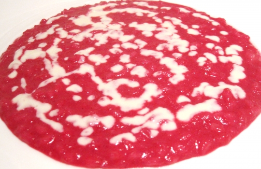 Galleria fotograficaSul piatto, occhiali da vista graduati diversi per impedire alle non-aquile di strizzare gli occhi come Jerry Lewis in quel famoso sketchIl pane in apertura al Devero. Al centro, quello di Eugenio Pol, "ciclope del pane" (cit. Meldolesi) che miete sempre pi&ugrave; clienti nell'alta ristorazionePatata soffice uovo e uova, capperi e limone, classicit&agrave; d'avanguardia al sifone che non stufaManzo Piemontese battuto al coltello, lamelle di foie gras, erbe aromatiche e salsa tartara, un altro classico di Enrico Bartolini. La costante &egrave; una sola: la carne del macellaio cremonese&nbsp;Franco Cazzamali.&nbsp;Variabili gli altri addendi. Non che la contingenza del foie gras dispiacciaTerrina di pesce azzurro in carpione, gamberi rossi e avocado fresco.&nbsp;Acido e dolce affilano le armi ma alla fine &egrave; pari e pattaLumache della Lomellina brasate con crema leggera di cipolle e prezzemolo, reminescenza del recente passato paveseBottoni all&rsquo;olio e lime con sugo di caciucco e polpo cotto alla brace.&nbsp;Ravioli adrianeschi con l&rsquo;acido fresco del lime che apre la strada tra prevaricanti fondali livornesiRisotto all&rsquo;olio con ceviche di scampi, olive taggiasche e pomodorini. Un centrato crossover pacifico-mediterraneo che non troveremo ancora per molto,&nbsp;&laquo;primo&raquo;, spiega EB,&nbsp;&laquo;perch&eacute; &egrave; la prima volta in vita mia che tengo in carta due risotti in contemporanea - l'altro &egrave; quello archetipale alle rape rosse e gorgonzola, ndr -. Secondo perch&eacute; ne ho pronto un altro che ho gi&agrave; assaggiato 12 volte senza mai stufarmi&raquo;. Inutile chiedere cos'&egrave;