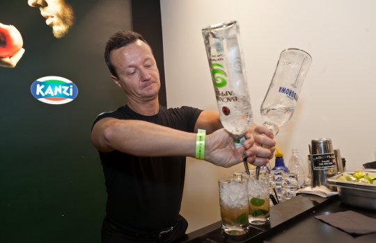 Galleria fotograficaAl centro Davide Oldani del D'O di Cornaredo (Milano) con Oliviero Toscani, fotografo e produttore di vino