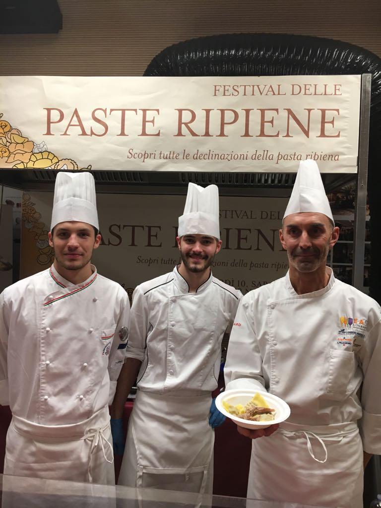 Galleria fotografica






Al centro Vanni Bottura e Marzia Gandellini di Genuitaly. Sono con Federico Kaus e Daniela Sasso, che curano il servizio del piatto









Samuel Perico mentre prepara i casoncelli









Vanni Righi con la madre - Scalco Grasso






