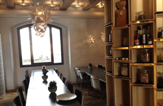 Galleria fotografica






In cammino verso il Noma. Il ristorante è al piano terra del palazzone più a sinistra. Per arrivarci dalla popolare insenatura di Nyhavn (il punto da cui è scattata la foto), occorre fare un bel giro. Ma si notano i lavori per la costruzione di un ponte. Che condurrà dritto all'insegna








Altra prospettiva sul Noma da Nyhavn. Il ristorante galleggia sulla Christianshavn, una delle tante isole artificiali che compongono Copenhagen








Di là del fiume, sulla lunga via che conduce allo spiazzo del Noma








Uno scenario molto tranquillo, di case pastello. Il silenzio è perché vanno tutti in bici













Al massimo si sente rombare qualche scafo








Il vascello davanti al Noma. Oltre a quella danese, sventolano le bandiere di Isole Far Oer e Groenlandia: le loro ambasciate sono nello stesso palazzo del ristorante. Coerenza nordica








Il retro del ristorante. L'80% delle 80 persone che lavorano al Noma viene a lavorare in bici, chef incluso








Dietro al ristorante, un'iscrizione ricorda i passeggeri scomparsi a bordo della danese Hans Hedtoft. Il transatlantico si scontrò il 30 gennaio 1959 contrò un iceberg in Groenlandia. Fu ritrovata solo una cintura di sicurezza
 








L'ingresso del ristorante, al civico 93 di Strandgade








La vista, ingresso alle spalle








Tra l'ingresso e la cucina a vista, spicca un corner di decoro simil-giapponese. A sinistra s'intravede Noma, time and place in Nordic Cuisine, edizioni Phaidon, un testo fondamentale per approfondire tutti i rivoli del Redzepi-mondo. La versione italiana si ordina qui








Una pianta di piccoli agrumi orla la cucina a vista








La porta d'ingresso vista dalla cucina








Le sedie, molto comode, sono anni Sessanta con schienali foderati di pelle di pecora, alcune più morbide di altre








I tavoli sono ampi e senza tovaglie. Attorno prevale il grigio e i colori rustici, sulle travi in legno del soffitto ma anche sulle divise dei ragazzi di sala








La finestra accanto al nostro tavolo








E' lo chef Rene Redzepi a introdurci al pasto: in un vaso di fiori danesi, l'unico pendaglio commestibile è una sorta di carta musica croccante (flatbread) di farina di malto all'aroma di ginepro. Nel piattino in basso, una deliziosa crème fraîche acida per intingerlo








Il flatbread è quello che svetta. "Ma se ci tenete, provate a mangiare anche i fiori", scherza Redzepi. Il cuoco scompare nelle segrete del Noma. Lo ritroveremo solo alla fine del pasto








Tutti i 14 appetizer si mangeranno con le mani. Unica posata, il coltello per tirar su e leccare la crème fraîche da sola (da fare quando tutti gli altri clienti son distratti, però)








Moss and Cep: Muschio di renna con polvere di funghi porcini. E' il corpo bianco, molto saporito ed evanescente, da intingere anch'esso nella crème fraîche
 








Crispy pork skin and black currant: Pelle di maiale croccante e ribes nero, lo strato più esterno. Aspro e croccante








Il ribes nero non ci lascerà prima di molto tempo








Blue mussels and celery: cozze e sedano. Solo due sono quelle buone








La parte inferiore del guscio è commestibile (ancora farina di malto)








Il quinto appetizer è nascosto in una deliziosa scatola di biscotti in latta della tradizione danese (chi non ricorda i Danish butter cookies?)








Cinque tondini, ma solo due "interessanti"








Si chiamano Cheese cookies, rocket and stems, letteralmente Biscotti al formaggio, ruchetta e gambi di erbe aromatiche, un felice snack potenzialmente riproducibile nei nord e nei sud del mondo








Appetizer #6: Potato and duck liver, Patate e fegato d'anatra: le patate croccanti sono in due strati e a mo' di sandwich racchiudono la mousse di fegato. La spolverata è di funghi trombette dei morti, disidratati e polverizzati, una tecnica che troveremo frequentemente








Dried carrot and sorrel, Carote grigliate a fuoco lento per 14 ore, disidratate e servite su polvere di fieno. Si intingono nell'emulsione di acetosella accanto. Un grande piatto perché di inattesa, energica acidità








Ottava entrée: Caramelized milk and cod liver, Biscotto di latte caramellato e fegato di merluzzo, quest'ultimo ghiacciato e pulito. Il secondo dona un aroma molto strong, che domina sul biscotto croccante. Per palati muscolari








Le uova dentro l'uovo








Pickled and smoked quails eggs, Uova di quaglia sbollentate, marinate e affumicate, un classico del Noma. Il tuorlo è completamente liquido








Col Veal fibres and söl, Filamenti di vitello e söl, decimo appetizer, entra in gioco per la prima volta un'alga di mare. E' il söl, appunto, dulse in inglese, Palmaria palmata nella tassonomia scientifica, un'alga rossa incastrata nei filamenti di vitello precedentemente tagliati sottili e poi fritti. Curioso l'impiatto a nido di ingredienti che alla fine incastrano terra e mare








Herb Toast and smoked cod roe, Toast alle erbe e uova di merluzzo affumicato, un'altra grandiosa tapa nordica da far su in due bocconi. Se non ricordiamo male, lo strato superiore è brodo di fegato d'anatra disidratato








Radish, soil and grass, Rapanello, "suolo" ed erba, un altro grande classico del Noma, un paesaggio commestibile di chiara genesi basca-adrianesca, molto replicato negli anni. Carote baby e rapanelli sono interrati in un "suolo" che è una crema di farina di malto con nocciole disidratate. Sotto ancora, uno yogurt di erbe. Finite le verdure, abbiamo chiesto dei cucchiaini per ripulire il suolo








Una foto (di spreadbutter) chiarisce meglio il contenuto del vasetto








Æbleskiver e muikku, penultimo appetizer, di concezione piuttosto recente. Un'antica tradizione dolce danese (Æbleskiver significa "piccoli pezzi di mela" ma la mela qui non c'è) è presentata in versione salata. Code e teste dei muikku, sorta di aringhe baby, sono infilzate in due bigné dall'impasto molto morbido con del ripieno di cetriolo marinato, ben riconoscibile al palato. L'aspetto dispone il cliente alla sfida ma la sua bizzarria visiva si scioglie presto in due bocconi morbidi, eleganti e deliziosi








Ultimo di 14 appetizer: Sorrel leaf and cricket paste, Foglia di acetosella (leggermente piccante) con pasta di grillo. Sì, proprio l'insetto dei prati, qui in consistenza di crema, inserita nel gambo dell'acetosella. Mettendo a fermentare grilli e orzo fermentato, Redzepi ha ottenuto una sorta di garum molto interessante, simile alla soia. Completa il piatto in foto, una granita di nasturzio ghiacciato








E il vino? Non producendo la Danimarca nettari di rilievo, è forse il capitolo meno allettante del Noma. La carta è un trionfo di vini ottenuti in climi freddi: francesi, tedeschi o austriaci soprattutto. Vini di acidità spinta che si combinano bene con le prevalenti acidità dei piatti. Le persone inquadrate nella foto hanno optato per il pairing coi succhi di frutta, quelli sì interessanti e autoctoni: il percorso prevede 7-8 succhi tra cui carote e ginepro, sedano e sedanorapa, cetriolo, eccetera. E i vini italiani? Pochi e tutti rossi, soprattutto di produttori di nebbiolo del Piemonte. "Ma li chiedono solo i norvegesi", ci raccontano








Terminati appetizer e main courses, sbirciamo i lavori in cucina. In primo piano, Samuel Nutter, sous chef inglese








Al centro, riconosciamo Matthew Orlando di San Diego, 35 anni e da 4 e mezzo head chef del Noma. Più tardi ci rivelerà che entro un paio d'anni aprirà il suo ristorante a Copenhagen. "E Renè che ne pensa?", chiediamo. "E' proprio lui a incoraggiarci a metterci in proprio", risponde Orlando. Vero, chiedere anche a Christian Puglisi








Ancora Orlando ci spiegherà che, tra sala, cucina, preparazioni e laboratorio, il Noma arriva a impiegare dall'alba a mezzanotte fino a 80 persone








La cucina prevede 7 comparti: il caldo, il freddo, la pasticceria, gli snack, produzione e mise-en-place, le preparazioni della squadra del mattino e la ricerca (su quest'ultima torneremo più avanti). Gli stagisti scelgono di lavorarci, sapendo di non essere pagati. Redzepi riceve un centinaio di curricula a settimana








Torniamo a tavola e troviamo nuove posate: rami appuntiti di sambuco








Servono a infilzare il primo delle portate "serie", Potato and snails, patate e lumache, servito in due piatti. Il primo è una terrina (rovente) di piccole deliziose patate affumicate e semiaffogate in una salsa al burro dolce e al tavolo spolverate con sale proprio di sambuco. Accanto, piccoli ceppi d'albero affumicati








Accanto, l'altra metà del piatto da infilzare coi bastoncini di sambuco: lumache glassate nel loro succo con burro dolce, olio al prezzemolo ed emulsione di piselli fermentati








Dopo 15 portate arrivano le posate. "Si torna alla civiltà", scherza il ragazzo di sala








...e arriva pure il pane, nascosto in una stoffa soffice con accanto due ciotoline che contengono burro da latte di capra e burro di grasso e crumble di maiale. Colesterolemici, vade retro








Solleviamo la stoffa: il pane è una pagnotta di lievito naturale di grano locale. La crosta è super-fragrante e il cuore molto sofficie e poroso








Cooked fava beans and beach herbs, Fave stufate gentilmente ed "erbe di spiaggia" (che poi sono diversi tipi di alghe di mare). Le fave sono fantastiche nella loro compattezza inaspettatamente dolce








Con la terza portata del ciclo "serio" veniamo ai ragazzi di sala: sono tutti molto professionali ma anche rilassati. Tra i 30 e i 40 anni, molti tatuati, ruotano di continuo al nostro tavolo: una trentina dei piatti sono stati serviti e illustrati da 10 camerieri diversi, molti dei quali cuochi dei livelli più alti della gerarchia. Il ragazzo in foto che ci serve Berries and cucumber, Bacche e cetrioli, si chiama Beau Clugston, è australiano e da poche ore è un nuovo sous-chef del Noma








Ai frutti di bosco e insalata di cetrioli si unisce del succo di camomilla...








...et voilà








Insalata di brown crab (granchi atlantici), tuorlo d'uovo, erbe di campo e il rosso sono le uova del granchio. I ragazzi si raccomandano di fare attenzione perchè potrebbe esserci del carapace o delle chele: la carne del granchio è stata rimossa tutta a mano. Noi ci scontriamo solo con un fresco schiaffo iodato








Accanto alle langoustine, scampi norvegesi, torna l'alga söl, questa volta in forma di emulsione con acqua di ostriche. I puntini rossi sono segale disidratata








Cavolfiore e pino, crema e rafano. Pensi a una capasanta e invece è un trancio di cavolfiore quello che spunta da sotto gli aghi di pino. E' ricavato dalla parte alta dell'ortaggio, arrostito a arricchito con gli aromi di pino, abete, ginepro e rafano. L'orto e il silvestre








Lucioperca con gambi di verdure. Impeccabile ma insolitamente classico nella sua concezione su salsa al burro e capperi. Incuriosisce la disposizione, che lascia intonsa più di metà del piatto. Come a voler lasciar libero il lucioperca di sguazzare di nuovo








Arrivano in tavola nuovi oggetti: olio di fieno e un cronometro. E' l'inizio del gioco di The hen and the egg, La gallina e l'uovo








The hen and the egg #2: attorno a un tegamino rovente su del fieno appena umido, notiamo una chips a spirale di patata e un uovo (d'anatra, ci dicono)








The hen and the egg #3: accanto al tegame, foglie di spinaci, aglio selvatico, germogli e fiori di campo vari








The hen and the egg #4. "Dovete rompere voi l'uovo e cuocerlo", ci spiegano armati di olio di fieno, che spruzzeranno nel tegame prima del nostro esercizio








The hen and the egg #5: son riuscito a non sbrodolare. Il piatto, spiegherà Redzepi poi, "E' un po' un invito sdrammatizzante a cucinare. Sono rimasto sorpreso dal fatto che tanti clienti non hanno mai rotto un uovo. Cerco di mostrare loro che la cucina è in fondo un esercizio molto elementare"








The hen and the egg #6: dopo 120 secondi esatti di cronometro, si uniscono all'uovo le verdure e si rimesta il tutto








The hen and the egg #7: tocco finale, una salsa di acetosella. Il piatto non è memorabile...








...ma il risultato è lo stesso delle 21 portate precedenti: piatto spazzolato The hen and the egg #8








Animelle di vitello, erbe di campo, funghi e sedanorapa. Un gran piatto, ma non esattamente quello che ti aspetti al Noma. Sottigliezze eh








A un passo dai dolci, il brusio in sala si fa più sostenuto. L'alcol e le discussioni sull'incredibile girandola di piatti provati








E il brusio lievita ancora al primo dei due dolci: Blueberries and ants, Mirtilli e formiche (la foto è di garyalanfine, avevo terminato le batterie). Il piatto è duplice: la foto mostra la prima metà, che racchiude una confettura di formiche tra due foglie di nasturzio. Ce la porta al tavolo Rosio Sanchez da Chicago, splendida coordinatrice dei dessert del Noma. E le formiche? Ci torniamo alla fine della gallery








Mirtilli e formiche parte seconda: accanto alle foglie di nasturzio con formiche, arriva un geniale sandwich con gelato di mirtilli (la foto è ancora di garyalanfine)








Ventiquattresimo e ultimo piatto, un "classico" Gammel Dansk, sorta di Jaegermeister danese qui sposato ad acetosella e latte disidratato. Apprezziamo la voglia di non sovraccaricare con ulteriori bombe al cioccolato o altre grasse cremosità che a fine pasto chiederebbero gli straordinari ai succhi gastrici (grazie ancora a garyalanfine)








Dopo oltre 3 ore di degustazione, ci si accomoda tutti nel dehors accanto: in vetrina spiccano grappe di Brunello








Potevano farti mancare lo skyr, il formaggio fermentato acido degli islandesi? Certo che no: agli albori della New Nordic Cuisine venne praticamente brandito da Redzepi come simbolo delle rivoluzione. L'arma per contrastare il dilagare dei formaggi francesi in Danimarca, così come l'olio di colza in vece dell'olio d'oliva








Riordinata la sala per la sera, Kim Sander e Matthew Orlando ci invitano a fare un sopralluogo nei back office del Noma








I ragazzi si divertono ma il lavoro è un massacro: tra il pranzo e la cena ci sono solo 45 minuti di pausa, dalle 17 alle 17.45. "Per questo", spiega Redzepi, "è fondamentale tenere chiuso due giorni, domenica e lunedì. Così stacchiamo da ogni pensiero. 7 su 7 sarebbe controproducente per l'umore di tutti"








Orlando ci mostra il gazebo all'aperto sul retro, dove si griglia e affumica qualsiasi cosa








Al primo piano, un tavolo da 9-15 persone che si aggiunge ai coperti del piano terra. "E' il nostro table's chef' , dice Orlando








Alle pareti, una felice riproduzione caricaturale della cucina di sotto








Nella sala accanto, uno squadrone di giovanissimi è perennemente alle prese con le pre-preparazioni








Tagliare, separare, sgusciare, sminuzzare...





