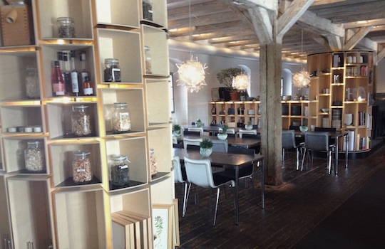 Galleria fotografica






In cammino verso il Noma. Il ristorante è al piano terra del palazzone più a sinistra. Per arrivarci dalla popolare insenatura di Nyhavn (il punto da cui è scattata la foto), occorre fare un bel giro. Ma si notano i lavori per la costruzione di un ponte. Che condurrà dritto all'insegna








Altra prospettiva sul Noma da Nyhavn. Il ristorante galleggia sulla Christianshavn, una delle tante isole artificiali che compongono Copenhagen








Di là del fiume, sulla lunga via che conduce allo spiazzo del Noma








Uno scenario molto tranquillo, di case pastello. Il silenzio è perché vanno tutti in bici













Al massimo si sente rombare qualche scafo








Il vascello davanti al Noma. Oltre a quella danese, sventolano le bandiere di Isole Far Oer e Groenlandia: le loro ambasciate sono nello stesso palazzo del ristorante. Coerenza nordica








Il retro del ristorante. L'80% delle 80 persone che lavorano al Noma viene a lavorare in bici, chef incluso








Dietro al ristorante, un'iscrizione ricorda i passeggeri scomparsi a bordo della danese Hans Hedtoft. Il transatlantico si scontrò il 30 gennaio 1959 contrò un iceberg in Groenlandia. Fu ritrovata solo una cintura di sicurezza
 








L'ingresso del ristorante, al civico 93 di Strandgade








La vista, ingresso alle spalle








Tra l'ingresso e la cucina a vista, spicca un corner di decoro simil-giapponese. A sinistra s'intravede Noma, time and place in Nordic Cuisine, edizioni Phaidon, un testo fondamentale per approfondire tutti i rivoli del Redzepi-mondo. La versione italiana si ordina qui








Una pianta di piccoli agrumi orla la cucina a vista








La porta d'ingresso vista dalla cucina








Le sedie, molto comode, sono anni Sessanta con schienali foderati di pelle di pecora, alcune più morbide di altre








I tavoli sono ampi e senza tovaglie. Attorno prevale il grigio e i colori rustici, sulle travi in legno del soffitto ma anche sulle divise dei ragazzi di sala








La finestra accanto al nostro tavolo








E' lo chef Rene Redzepi a introdurci al pasto: in un vaso di fiori danesi, l'unico pendaglio commestibile è una sorta di carta musica croccante (flatbread) di farina di malto all'aroma di ginepro. Nel piattino in basso, una deliziosa crème fraîche acida per intingerlo








Il flatbread è quello che svetta. "Ma se ci tenete, provate a mangiare anche i fiori", scherza Redzepi. Il cuoco scompare nelle segrete del Noma. Lo ritroveremo solo alla fine del pasto








Tutti i 14 appetizer si mangeranno con le mani. Unica posata, il coltello per tirar su e leccare la crème fraîche da sola (da fare quando tutti gli altri clienti son distratti, però)








Moss and Cep: Muschio di renna con polvere di funghi porcini. E' il corpo bianco, molto saporito ed evanescente, da intingere anch'esso nella crème fraîche
 








Crispy pork skin and black currant: Pelle di maiale croccante e ribes nero, lo strato più esterno. Aspro e croccante








Il ribes nero non ci lascerà prima di molto tempo








Blue mussels and celery: cozze e sedano. Solo due sono quelle buone








La parte inferiore del guscio è commestibile (ancora farina di malto)








Il quinto appetizer è nascosto in una deliziosa scatola di biscotti in latta della tradizione danese (chi non ricorda i Danish butter cookies?)








Cinque tondini, ma solo due "interessanti"








Si chiamano Cheese cookies, rocket and stems, letteralmente Biscotti al formaggio, ruchetta e gambi di erbe aromatiche, un felice snack potenzialmente riproducibile nei nord e nei sud del mondo








Appetizer #6: Potato and duck liver, Patate e fegato d'anatra: le patate croccanti sono in due strati e a mo' di sandwich racchiudono la mousse di fegato. La spolverata è di funghi trombette dei morti, disidratati e polverizzati, una tecnica che troveremo frequentemente








Dried carrot and sorrel, Carote grigliate a fuoco lento per 14 ore, disidratate e servite su polvere di fieno. Si intingono nell'emulsione di acetosella accanto. Un grande piatto perché di inattesa, energica acidità








Ottava entrée: Caramelized milk and cod liver, Biscotto di latte caramellato e fegato di merluzzo, quest'ultimo ghiacciato e pulito. Il secondo dona un aroma molto strong, che domina sul biscotto croccante. Per palati muscolari








Le uova dentro l'uovo








Pickled and smoked quails eggs, Uova di quaglia sbollentate, marinate e affumicate, un classico del Noma. Il tuorlo è completamente liquido








Col Veal fibres and söl, Filamenti di vitello e söl, decimo appetizer, entra in gioco per la prima volta un'alga di mare. E' il söl, appunto, dulse in inglese, Palmaria palmata nella tassonomia scientifica, un'alga rossa incastrata nei filamenti di vitello precedentemente tagliati sottili e poi fritti. Curioso l'impiatto a nido di ingredienti che alla fine incastrano terra e mare








Herb Toast and smoked cod roe, Toast alle erbe e uova di merluzzo affumicato, un'altra grandiosa tapa nordica da far su in due bocconi. Se non ricordiamo male, lo strato superiore è brodo di fegato d'anatra disidratato








Radish, soil and grass, Rapanello, "suolo" ed erba, un altro grande classico del Noma, un paesaggio commestibile di chiara genesi basca-adrianesca, molto replicato negli anni. Carote baby e rapanelli sono interrati in un "suolo" che è una crema di farina di malto con nocciole disidratate. Sotto ancora, uno yogurt di erbe. Finite le verdure, abbiamo chiesto dei cucchiaini per ripulire il suolo








Una foto (di spreadbutter) chiarisce meglio il contenuto del vasetto








Æbleskiver e muikku, penultimo appetizer, di concezione piuttosto recente. Un'antica tradizione dolce danese (Æbleskiver significa "piccoli pezzi di mela" ma la mela qui non c'è) è presentata in versione salata. Code e teste dei muikku, sorta di aringhe baby, sono infilzate in due bigné dall'impasto molto morbido con del ripieno di cetriolo marinato, ben riconoscibile al palato. L'aspetto dispone il cliente alla sfida ma la sua bizzarria visiva si scioglie presto in due bocconi morbidi, eleganti e deliziosi








Ultimo di 14 appetizer: Sorrel leaf and cricket paste, Foglia di acetosella (leggermente piccante) con pasta di grillo. Sì, proprio l'insetto dei prati, qui in consistenza di crema, inserita nel gambo dell'acetosella. Mettendo a fermentare grilli e orzo fermentato, Redzepi ha ottenuto una sorta di garum molto interessante, simile alla soia. Completa il piatto in foto, una granita di nasturzio ghiacciato








E il vino? Non producendo la Danimarca nettari di rilievo, è forse il capitolo meno allettante del Noma. La carta è un trionfo di vini ottenuti in climi freddi: francesi, tedeschi o austriaci soprattutto. Vini di acidità spinta che si combinano bene con le prevalenti acidità dei piatti. Le persone inquadrate nella foto hanno optato per il pairing coi succhi di frutta, quelli sì interessanti e autoctoni: il percorso prevede 7-8 succhi tra cui carote e ginepro, sedano e sedanorapa, cetriolo, eccetera. E i vini italiani? Pochi e tutti rossi, soprattutto di produttori di nebbiolo del Piemonte. "Ma li chiedono solo i norvegesi", ci raccontano








Terminati appetizer e main courses, sbirciamo i lavori in cucina. In primo piano, Samuel Nutter, sous chef inglese








Al centro, riconosciamo Matthew Orlando di San Diego, 35 anni e da 4 e mezzo head chef del Noma. Più tardi ci rivelerà che entro un paio d'anni aprirà il suo ristorante a Copenhagen. "E Renè che ne pensa?", chiediamo. "E' proprio lui a incoraggiarci a metterci in proprio", risponde Orlando. Vero, chiedere anche a Christian Puglisi








Ancora Orlando ci spiegherà che, tra sala, cucina, preparazioni e laboratorio, il Noma arriva a impiegare dall'alba a mezzanotte fino a 80 persone








La cucina prevede 7 comparti: il caldo, il freddo, la pasticceria, gli snack, produzione e mise-en-place, le preparazioni della squadra del mattino e la ricerca (su quest'ultima torneremo più avanti). Gli stagisti scelgono di lavorarci, sapendo di non essere pagati. Redzepi riceve un centinaio di curricula a settimana








Torniamo a tavola e troviamo nuove posate: rami appuntiti di sambuco








Servono a infilzare il primo delle portate "serie", Potato and snails, patate e lumache, servito in due piatti. Il primo è una terrina (rovente) di piccole deliziose patate affumicate e semiaffogate in una salsa al burro dolce e al tavolo spolverate con sale proprio di sambuco. Accanto, piccoli ceppi d'albero affumicati








Accanto, l'altra metà del piatto da infilzare coi bastoncini di sambuco: lumache glassate nel loro succo con burro dolce, olio al prezzemolo ed emulsione di piselli fermentati








Dopo 15 portate arrivano le posate. "Si torna alla civiltà", scherza il ragazzo di sala








...e arriva pure il pane, nascosto in una stoffa soffice con accanto due ciotoline che contengono burro da latte di capra e burro di grasso e crumble di maiale. Colesterolemici, vade retro








Solleviamo la stoffa: il pane è una pagnotta di lievito naturale di grano locale. La crosta è super-fragrante e il cuore molto sofficie e poroso








Cooked fava beans and beach herbs, Fave stufate gentilmente ed "erbe di spiaggia" (che poi sono diversi tipi di alghe di mare). Le fave sono fantastiche nella loro compattezza inaspettatamente dolce








Con la terza portata del ciclo "serio" veniamo ai ragazzi di sala: sono tutti molto professionali ma anche rilassati. Tra i 30 e i 40 anni, molti tatuati, ruotano di continuo al nostro tavolo: una trentina dei piatti sono stati serviti e illustrati da 10 camerieri diversi, molti dei quali cuochi dei livelli più alti della gerarchia. Il ragazzo in foto che ci serve Berries and cucumber, Bacche e cetrioli, si chiama Beau Clugston, è australiano e da poche ore è un nuovo sous-chef del Noma








Ai frutti di bosco e insalata di cetrioli si unisce del succo di camomilla...








...et voilà








Insalata di brown crab (granchi atlantici), tuorlo d'uovo, erbe di campo e il rosso sono le uova del granchio. I ragazzi si raccomandano di fare attenzione perchè potrebbe esserci del carapace o delle chele: la carne del granchio è stata rimossa tutta a mano. Noi ci scontriamo solo con un fresco schiaffo iodato








Accanto alle langoustine, scampi norvegesi, torna l'alga söl, questa volta in forma di emulsione con acqua di ostriche. I puntini rossi sono segale disidratata








Cavolfiore e pino, crema e rafano. Pensi a una capasanta e invece è un trancio di cavolfiore quello che spunta da sotto gli aghi di pino. E' ricavato dalla parte alta dell'ortaggio, arrostito a arricchito con gli aromi di pino, abete, ginepro e rafano. L'orto e il silvestre








Lucioperca con gambi di verdure. Impeccabile ma insolitamente classico nella sua concezione su salsa al burro e capperi. Incuriosisce la disposizione, che lascia intonsa più di metà del piatto. Come a voler lasciar libero il lucioperca di sguazzare di nuovo








Arrivano in tavola nuovi oggetti: olio di fieno e un cronometro. E' l'inizio del gioco di The hen and the egg, La gallina e l'uovo








The hen and the egg #2: attorno a un tegamino rovente su del fieno appena umido, notiamo una chips a spirale di patata e un uovo (d'anatra, ci dicono)








The hen and the egg #3: accanto al tegame, foglie di spinaci, aglio selvatico, germogli e fiori di campo vari








The hen and the egg #4. "Dovete rompere voi l'uovo e cuocerlo", ci spiegano armati di olio di fieno, che spruzzeranno nel tegame prima del nostro esercizio








The hen and the egg #5: son riuscito a non sbrodolare. Il piatto, spiegherà Redzepi poi, "E' un po' un invito sdrammatizzante a cucinare. Sono rimasto sorpreso dal fatto che tanti clienti non hanno mai rotto un uovo. Cerco di mostrare loro che la cucina è in fondo un esercizio molto elementare"








The hen and the egg #6: dopo 120 secondi esatti di cronometro, si uniscono all'uovo le verdure e si rimesta il tutto








The hen and the egg #7: tocco finale, una salsa di acetosella. Il piatto non è memorabile...








...ma il risultato è lo stesso delle 21 portate precedenti: piatto spazzolato The hen and the egg #8








Animelle di vitello, erbe di campo, funghi e sedanorapa. Un gran piatto, ma non esattamente quello che ti aspetti al Noma. Sottigliezze eh








A un passo dai dolci, il brusio in sala si fa più sostenuto. L'alcol e le discussioni sull'incredibile girandola di piatti provati








E il brusio lievita ancora al primo dei due dolci: Blueberries and ants, Mirtilli e formiche (la foto è di garyalanfine, avevo terminato le batterie). Il piatto è duplice: la foto mostra la prima metà, che racchiude una confettura di formiche tra due foglie di nasturzio. Ce la porta al tavolo Rosio Sanchez da Chicago, splendida coordinatrice dei dessert del Noma. E le formiche? Ci torniamo alla fine della gallery








Mirtilli e formiche parte seconda: accanto alle foglie di nasturzio con formiche, arriva un geniale sandwich con gelato di mirtilli (la foto è ancora di garyalanfine)








Ventiquattresimo e ultimo piatto, un "classico" Gammel Dansk, sorta di Jaegermeister danese qui sposato ad acetosella e latte disidratato. Apprezziamo la voglia di non sovraccaricare con ulteriori bombe al cioccolato o altre grasse cremosità che a fine pasto chiederebbero gli straordinari ai succhi gastrici (grazie ancora a garyalanfine)








Dopo oltre 3 ore di degustazione, ci si accomoda tutti nel dehors accanto: in vetrina spiccano grappe di Brunello








Potevano farti mancare lo skyr, il formaggio fermentato acido degli islandesi? Certo che no: agli albori della New Nordic Cuisine venne praticamente brandito da Redzepi come simbolo delle rivoluzione. L'arma per contrastare il dilagare dei formaggi francesi in Danimarca, così come l'olio di colza in vece dell'olio d'oliva








Riordinata la sala per la sera, Kim Sander e Matthew Orlando ci invitano a fare un sopralluogo nei back office del Noma








I ragazzi si divertono ma il lavoro è un massacro: tra il pranzo e la cena ci sono solo 45 minuti di pausa, dalle 17 alle 17.45. "Per questo", spiega Redzepi, "è fondamentale tenere chiuso due giorni, domenica e lunedì. Così stacchiamo da ogni pensiero. 7 su 7 sarebbe controproducente per l'umore di tutti"








Orlando ci mostra il gazebo all'aperto sul retro, dove si griglia e affumica qualsiasi cosa








Al primo piano, un tavolo da 9-15 persone che si aggiunge ai coperti del piano terra. "E' il nostro table's chef' , dice Orlando








Alle pareti, una felice riproduzione caricaturale della cucina di sotto








Nella sala accanto, uno squadrone di giovanissimi è perennemente alle prese con le pre-preparazioni








Tagliare, separare, sgusciare, sminuzzare...








Il terzo ambiente al primo piano è la sala del relax dei ragazzi...





