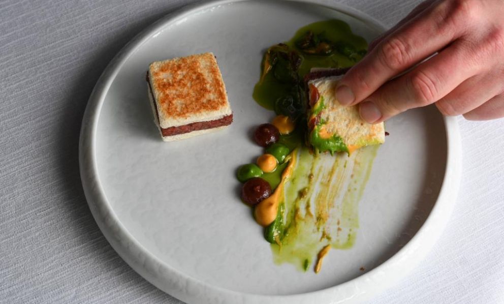 Il piatto dell'inverno: Toast di lingua salmistrata di Francesco Massenz e Leonardo Zanon