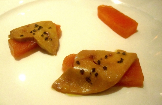 Galleria fotograficaSpugne di pane aromatizzate
Dopo il consueto pre-appetizer delle verdure disidratate (primo contenitore), arrivano le spugne, seconda parentesi colorata che rallegra il pasto dall&rsquo;inizio. In questo caso sono aromatizzate agli spinaci e uova di salmone; alla cipolla cotta al forno con terrina di vitello e alla curcuma con lardo. &laquo;Ma le combinazioni possono essere infinite&raquo;, spiega Matteo Baronetto, braccio destro di Carlo Cracco, &laquo;si possono utilizzare anche in pasticceria al cocco, ai lamponi&hellip; La tecnica &egrave; mutuata da Ferran Adri&agrave;. Abbiamo cercato di personalizzarla nel gusto. A me ricordano molto i canap&egrave; della tradizione piemontese. Senza maionese naturalmente&raquo;. Vivacit&agrave; cromatica ulteriormente ravvivata da un terzo contenitore di foglie di shiso e fiori di zucchina in tempura con riso venere e riso ai piselli fritto (che non vedete perch&eacute;, ahinoi, la foto &egrave; venuta male)Lamponi e sambuco
Nella girandola di appetizer spiccano questi piccoli lamponi farciti con infusione di sambuco serviti sul ghiaccio. &laquo;I suoi fiori in questi giorni li senti anche a Milano, passeggiando al parco. Un odore forte e piacevole. Stiamo lavorando allo stesso concetto anche con le fragole, i mirtilli, il ribes o i gelsi. Un'idea che interpreta quella tradizione sudamericana che ribalta l'ordine delle pietanze, con la frutta all'inizio del percorso, un po' come gi&agrave; succede con la nostra insalata russa caramellata. Sposa nota fruttate e speziate. Ma al posto della frutta potrebbe starci benissimo un'oliva, perch&eacute; no?&raquo;Panino al seitan con insalata e tartufo nero
Un panino di seitan dal contenuto variabile: al congresso di Identit&agrave; Milano 2012, sede della sua anteprima, c&rsquo;erano songino, fiori di piselli e lingua. &laquo;Sono masse di seitan da 15 grammi messe a cuocere nel micro-onde a 90 watt. Il calore fa lievitare il glutine tipo quasi alla maniera del vetro soffiato. L&rsquo;ispirazione ci &egrave; venuta da una ricetta di Simone Salvini letta sul sito di Identit&agrave; Golose&raquo;. A Milano la lingua cancell&ograve; l&rsquo;apparente connotazione vegana del piattoOstriche, crema di piselli e menta
&laquo;Ostriche con semplice crema leggera di latte e piselli messa nel sifone. Combina lo iodato dell&rsquo;ostrica, la dolcezza dei piselli e la freschezza dei menta. La puoi aggiungere anche sui tartufi di mare&raquo;Uovo di quaglia affumicato al rosmarino e prezzemolo bollito
&laquo;L&rsquo;uovo di quaglia viene bollito e pelato. Il tuorlo &egrave; laccato con gelatina di latte ai capperi. Le due met&agrave; dell&rsquo;albume sono arricchite con crema leggera di prezzemolo bollito. C&rsquo;&egrave; una nota affumicata al rosmarino, che gli diamo prima di farcire. &Egrave; un piatto che ricorda un po&rsquo; le uova sode ripiene&raquo;. Giusto il ricordoFoglie di shiso rosse e verdi con gambero e melassa di cipolla
&laquo;Un gambero (ligure, e quindi pi&ugrave; piccolo di quelli pescati in Sicilia) viene posto tra due foglie di shiso a carpaccio, tagliato e tenuto in frigo per 8 ore in modo che gli elementi si compenetrino d&rsquo;aromi l&rsquo;un l&rsquo;altro. La melassa &egrave; ottenuta invece stracuocendo in forno la cipolla, che si addenser&agrave; sfruttando i suoi zuccheri naturali. Completa l&rsquo;opera il nero hawaiano, un sale minerale, vulcanico. E un tocco di burro fuso per aiutare la balsamicit&agrave; dello shiso a esprimersi&raquo;Orata cotta appena su croccante di nocciole
&laquo;Il croccante viene messo in forno per 3 minuti. Tirato fuori, gli si poggia sopra il sashimi di orata, che 'cuocer&agrave;' cos&igrave; acquisendo la nota dolce dell'olio naturale del croccante&raquo;. Una sorta di sashimi alla piemontese. Vietato mangiare il croccantino sottostante perch&eacute; altrimenti l'orata non si sente. Semmai dopo...