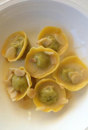 Galleria fotograficaSalmone Norvegia e burro Valle MairaCosce di rana impanate pan grattato ed erbette, bagnet verde, gambero di Sanremo impanato nella tonda gentile e grissiniTonnata di coniglioBurrata fresca, carpaccio gamberi rossi di Sicilia, pomodoro confitTeste di gamberi impanate nella semola, salsa tartara, moleche fritteFassone piemontese marinato poche ore ma frollato 30 gg, salsa all'uovoCervella dorata in crema parmantier, spugnole, cipolle bianche, lamelle di tartufo nero