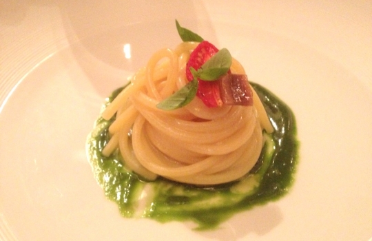 Galleria fotograficaLatte fermentato, Birra Moretti Grand Cru e pera salata
Il primo amuse-bouche &egrave; l&rsquo;embrione di una futura pietanza, nonch&eacute; un gi&agrave; discreto quadro di follia apreana: il latte &egrave; fatto fermentare a 40&deg;C per 4 giorni, la birra ridotta con agar agar e la pera salata, prevalente al gusto, &egrave; il lavoro su due testure (centrifugata e cruda). Partenza lanciataCrocchetta di patata e blu di bufala con ketchup di barbabietola
Gli stecchi reggono una crocchetta di patata &lsquo;classica&rsquo; (ma cotta nel sale, non in acqua), un erborinato a base di bufala (eretico per i campani, che ammettono solo il latte fresco) e in vetta, sotto l&rsquo;erba cipollina, un ketchup di barbabietola fresca rossa (che solo quello chiede una cottura di 7-8 ore, con aceto e zucchero). L&rsquo;acido e il grasso in un boccone, insomma. Cui se ne aggiunge un altro di chips di tapioca e peperoni di Senise (non inquadrate), in cui la tapioca &egrave; cotta come un risottoScampo, animella, patata e levistico
Ingresso recente in carta, conduce il cuoco a vincere le sue paure: "Non sono un amante delle interiora", spiega Aprea, "odio cuori, polmoni e milza". Ma l'animella serve a schiaffegare con armi amare il dolce dello scampo e della patata americana. Il levistico - al doppio volto di coulis e foglie - ci costringe ad aprire il vocabolario: sedano di montagnaQuaglia in petto e coscia, fegato grasso, cavolfiore e caff&egrave;
Una retroiezione ai sentieri d&rsquo;autunno british e pure francesi: la quaglia farcita al fegato grasso, il cavolfiore. E il caff&egrave; che per&ograve; si veste in vinaigrette fatta con olio di semi e aceto di Xeres: acido e amaro. Astenersi i cultori del genere quaglia e foie gras: ancora una settimana e sparisce dalla carta (cos&igrave; com&rsquo;&egrave; sparita da tempo la versione con la castagna al posto del cavolfiore)Il dolce e salato della Caprese
Il cuoco inizi&ograve; ad arrovellarsi nel gennaio 2012. Quattro mesi di spremitura di meningi e finalmente in carta apparve il piatto pi&ugrave; celebre del suo inter-regno milanese: la Caprese con cento virgolette. La sfera mozzarella-like &egrave; zucchero soffiato, un tono dolce che detona l'ortodossia salata: 3 pomodori in conserva (piennolo, datterino, ciliegino e un quarto in stagione, il corbarino), crostini di pane casereccio, filetti di acciughe, pomodori canditi, spuma, mini-bocconcini e neve di mozzarella ad ammantare con cristalli di sale e un giro di pepe un campo che al fondo malcela un'emulsione di basilico. Facile? Ceeerto, chiedete al cuoco quanto ci ha messo solo a trovare la quadra della sfera. GoduriaUovo, patata, bagoss e tartufo
Sfere di vetro borosilicato (in pratica, mantiene le temperature) double wall chiudono un uovo di quaglia cotto in bassa, crostini di pane, una vellutata di bagoss dei Guffanti, sifonata di patata di Avezzano e scaglie di nero umbro. Quand'era a Napoli, Aprea usava il caciocavallo podolico 36 mesi. Ma quass&ugrave; siamo al Vun e quindi viva il bagossRiso carnaroli, peperoni di Senise, trippa di baccal&agrave;, aglio e origano
Difficile trovare un napoletano/campano cotto di risotto: con questo piatto, Aprea riproduce lo schema amaro/dolce/grasso/selvatico che al Comandante di Napoli metteva in scena col risotto zucca, caff&egrave; e quaglia. E' il primo step di un piatto che trover&agrave; compiutezza nell'imminiente carta primaverile