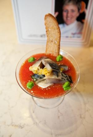 Galleria fotograficaCoda fuori dallo showroom Agape, via Statuto 12, per il piatto di Andrea BertonIl piatto di Berton:&nbsp;Focaccia di Recco con controfiletto di manzo crudo e composta di pomodoro piccanteAndrea BertonArclinea, corso Monforte 28: si preparano i fratelli&nbsp;Christian e Manuel Costardi, cuochi del ristorante Cinzia di VercelliL'imbuto di metallo per infilare il risotto nel barattolo warholiano. Alle spalle di Christian Costardi, Giulia Corradetti di Magenta BureauCostardi&rsquo;s tomato rice (omaggio a Andy Warhol)Manuel e ChristianLa gente godeCesar in via Larga 23, presidiato da&nbsp;Giovanni Ruggieri del ristorante RefettorioGiovanni Ruggieri con la sua&nbsp;Crema di patate con tarassaco all&rsquo;aceto di moscato, asparagi e salsa al crescioneGiovanni RuggieriTutti da Dada in via Larga, angolo piazza Santo Stefano, per&nbsp;Fabio Pisani e Alessandro Negrini di Aimo e NadiaFabio PisaniSpaghetti di Benedetto Cavalieri in cous cous con mozzarella di bufala campana, pomodori pugliesi &ldquo;al filo&rdquo; e profumo di limoni della CostieraLa granelle di cous cous &egrave; ricavata da spaghettoni frullati a crudoDa De Longhi, via Borgogna 8, c'&egrave; Alice Delcourt dell'Erba BruscaAlice DelcourtUltimo giro d'olio per il&nbsp;Cous cous speziato con erbe aromatiche, albicocche e zuccaMatteo Torretta ha cucinato allo Scavolini Store di piazza MissoriA destra Matteo Torretta, chef de Al V Piano di MilanoSotto al minipimer,&nbsp;Finto risotto di finocchi al sentore di sambucaLa spuma &egrave; di sambucaMatteo TorrettaDa Valcucine, corso Garibaldi 99, c'&egrave; il Ratan&agrave; di MilanoCesare Battisti, boss del Ratan&agrave;Il Risotto con verdure e erbe di primavere fresche, cotte e croccanti di BattistiTutti insieme appassionatamentePaolo MarchiOttava tappa: Febal, via FatebenefratelliIn secondo piano, Giovanni Giberti di Pav&eacute;&nbsp;Il Tiramisuper di Giovanni GibertiPer Giberti, 3 preparazioni diverse in 3 giorni: nei primi due, la&nbsp;Barbajada e&nbsp;Lime basilico e fragole
&nbsp;E' il turno di Ilve, via Giulio RomanoC'&egrave; Viviana Varese del ristorante Alice