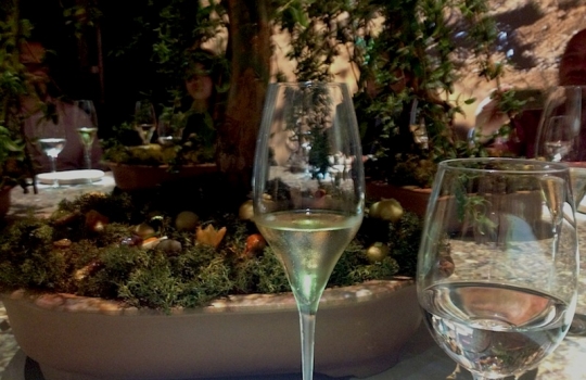 Galleria fotografica






Le prove generali








Prove del primo atto: al centro, il Bonsai di pica-pica


















Comincia la nostra esperienza: occhio all'indirizzo del centro Arts Santa Monica








Fuori staziona il van di Girona con tutto il nécessaire commestibile








Dentro, la targa coi ringraziamenti a tutti coloro che hanno lavorato al progetto








Per arrivare al set dell'opera si attraversa una mostra che proietta in oblò teaser coi motivi anticipatori di quel che troveremo dentro








Un altro teaser








Il set prima delle trasmissioni













Si parte








Una spirale ci introduce al viaggio





