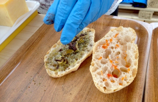 Galleria fotograficaFabio Pisani di Aimo e Nadia e il suo partner della rassegna, Davide Longoni del panificio LongoniPer Pisani e Longoni, un'apprezzatissima Rosetta di Petra con cicerchie, ciocriette selvatiche e ricotta marzoticaMarco Valletta dell'Accademia del pane e Maria Grazia Attolini della Dolcetteria di Rimini. Per loro Tondo morbido di glutin&ograve; all'origano con polpa di trota del Sile e zucchine marinate all'agretto&nbsp;(foto Sarah Scaparone)Aurora Mazzucchelli del ristorante Marconi di Sasso Marconi (Bologna) era in coppia con Massimo Vitali del panificio Vitali di Cesenatico (Forl&igrave;-Cesena)