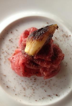 Galleria fotograficaCiocofoie
Un guscio di cioccolato 70% racchiude il ripieno di foie gras mi-cuit con qualche goccia di aceto balsamico tradizionale. Giusto per scaldare il motore
Alghe del nostro orto
Piatto border line, che gioca con una delle tecniche preferite dallo chef, quella della liofilizzazione e reidratazione, ne ha parlato anche a Identit&agrave; d&rsquo;Acqua, all&rsquo;interno dell&rsquo;ultima Identit&agrave; Milano. L&rsquo;insalata romana dell&rsquo;orto Zappatori viene prima liofilizzata e poi reidratata con succo d&rsquo;arancia, che le conferisce i muscoli agrumati necessari per reggere l&rsquo;impatto con una polvere di ostrica, gambero rosso e scampo.   Mica per tutti
Nuvola di barbabietola e toma Blu Cozie
Sbagliata sarebbe l&rsquo;impressione di un Milone-solo-uppercut. Dimostra invece un&rsquo;eleganza che pare essergli naturale (e pervade tutto il menu degustazione) con quest&rsquo;eterea meringa, lieve e friabilissima, texture davvero sorprendente che si sfalda appena al contatto della saliva rivelando le proprie dolci note vegetali. Deve per&ograve; fare i conti non solo con lo shiso, piacevole complemento, ma con un potente, delizioso blu che la prevarica. Il nostro pensiero &egrave; stato: si potrebbe cercare un abbinamento pi&ugrave; soave&hellip;
Aperitivo anni 80
Noccioline e crodino. Per&ograve; il secondo &egrave; passato per gli anni Duemila e ha conosciuto il pacojet, insomma gli Ottanta della Milano da bere sono da gustare ora al/col cucchiaio. Domina l&rsquo;amaro, sia metaforicamente (nel ricordo del bel tempo andato) che al palato
Pomodoro in conserva
Ancora liofilizzazione-reidratazione, con questo sherry che riceve un&rsquo;iniezione aromatica e poi viene bagnato al tavolo con un brodo vegetale. La puntura al pomodoro l&rsquo;abbiamo gi&agrave; vista (da Josean Alija ad esempio, indimenticabile, o da Eneko Atxa), qui il plus &egrave; la scelta del &ldquo;ripieno&rdquo;: lampone. Insomma: forti note dolci e acide, cui il brodo fa da contrappunto
Gambero rosso e te nero
Suadenze pi&ugrave; classiche per questi gamberi rossi battuti con erbe (basilico, timo limone, cedrina&hellip;), che diventano bonbon nappati con un gel di t&egrave; nero affumicatoCozze al nero
Piatto bellissimo e pure buonissimo, in realt&agrave; con richiami molto tradizionali (le classiche cozze irrorate con succo di limone). Qui sono farcite con un&rsquo;acqua ottenuta dalle stesse cozze e dalle nobili ostriche, poi gelatinata. La parte gradevolmente agrumata sporca il piatto, nell&rsquo;incontro tra salsa al lime e nero di seppia