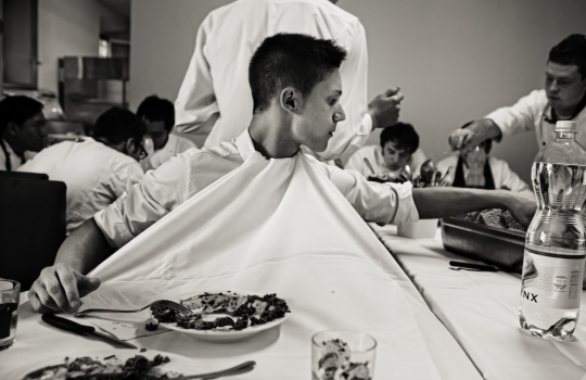 Photogallery






Lo staff del Celler de Can Roca di Girona in pellegrinaggio in pausa pranzo in direzione Can Roca, il ristorante di Monsterrat Fontanè, mamma di Joan, Josep e Jordi Roca. "Per me", spiega la signora nel libro di Jörgensen, "è come cucinare per un'unica grande, felice famiglia allargata" (foto PAJ/Phaidon)








Paolo Lopriore (foto PAJ/Phaidon)








Gianluca Gorini, all'epoca sous chef di Lopriore al Canto, nell'esercizio di foraging nella campagna di Siena. Da qualche mese è lo chef de Le Giare di Montiano (Forlì-Cesena) (foto PAJ/Phaidon)








Massimo Bottura, Osteria Francescana, Modena (foto PAJ/Phaidon)





