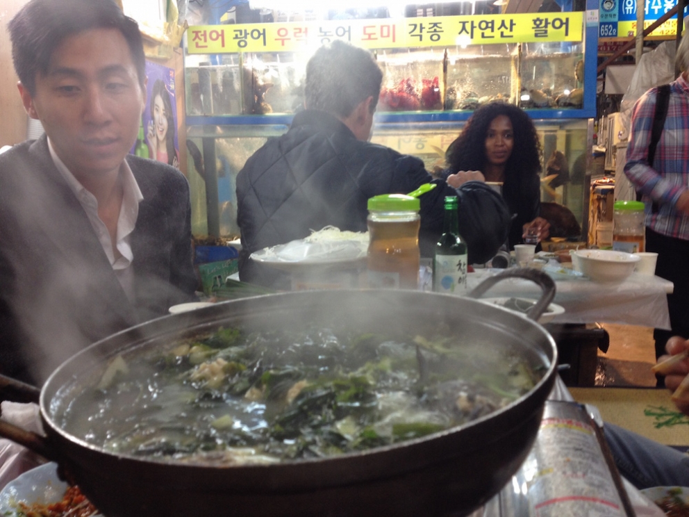 Galleria fotografica






Panoramica dal 32mo piano del Lotte Hotel di Seul. La capitale della Corea del Sud (che i locali pronunciano "sol"), con 10 milioni di abitanti (25 considerando tutta la proncia di Gyeonggi) è tra le città più popolose al mondo








Sfigurata nel Novecento dai Giapponesi (prima parte del secolo) e dalla guerra di Corea (1950-1953), oggi Seul ha un aspetto moderno, piuttosto occidentale








Con decine di milioni di turisti all'anno, Seul è tra le 10 città più visitate al mondo. Nella foto, una delle attrazioni più viste in città: il Dongdaemun Design Plaza, progettato da Zaha Adid e Samoo e completato nel marzo del 2014
 








A passeggio per il quartiere di Myeongdong, molto frequentato anche per l’alta concentrazione di ristoranti








Il viaggio era cominciato bene: tra le opzioni commestibili sui voli di Korean Air c’è proprio una squisita Bibimpap, con tanto di foglietto illustrativo








Bancarelle all’ingresso del mercato Namdaemun, tra i più popolari di Seul. Chiunque può andare e comprare; non occorrono licenze








Namdaemun, trippa a mollo








L’affitto di una bancarella al Namdaemun costa circa 2.000 dollari americani al mese, ma consente un ricavo medio mensile di almeno il doppio








Cozze giganti, molto popolari sulle tavole coreane








I mercati sono sterminati, molto puliti e per nulla caotici








All’interno del mercato, c’è anche un ristorante molto spartano e molto buono. Serve di tutto: hoe (pesce crudo), kimchi (verdure fermentate), guk tang (zuppe), bibimpap…








Baek kimchi: cavolo stufato con rape bianche, pere, prezzemolo coreano. Talvolta è servito anche con le castagne








Scodella di Bibimbap








Uova di quaglia bollite, aglio e edamame





