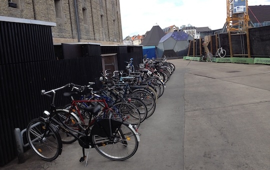 Galleria fotografica






In cammino verso il Noma. Il ristorante è al piano terra del palazzone più a sinistra. Per arrivarci dalla popolare insenatura di Nyhavn (il punto da cui è scattata la foto), occorre fare un bel giro. Ma si notano i lavori per la costruzione di un ponte. Che condurrà dritto all'insegna








Altra prospettiva sul Noma da Nyhavn. Il ristorante galleggia sulla Christianshavn, una delle tante isole artificiali che compongono Copenhagen








Di là del fiume, sulla lunga via che conduce allo spiazzo del Noma








Uno scenario molto tranquillo, di case pastello. Il silenzio è perché vanno tutti in bici













Al massimo si sente rombare qualche scafo








Il vascello davanti al Noma. Oltre a quella danese, sventolano le bandiere di Isole Far Oer e Groenlandia: le loro ambasciate sono nello stesso palazzo del ristorante. Coerenza nordica





