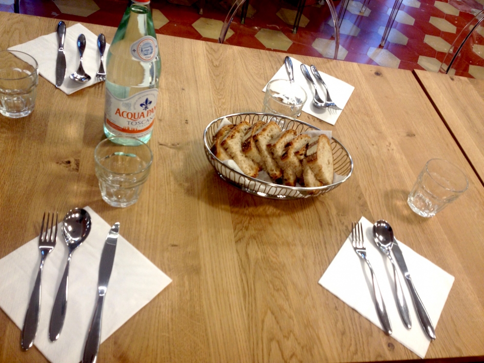 Galleria fotografica






PENSIEROSO. Ore 16.30 Massimo Bottura riflette in piazzale Greco prima del servizio








Il latte? Si utilizza solo quello che scade il giorno stesso








Frutta e verdura dall'Expo: ammaccata ma buona








Imperativo dietro le quinte: differenziare sistematicamente tutti i rifiuti








Men at work








Chili di fragole per il sorbetto finale. Le telecamere sono per un documentario che racconterà questi primi mesi di Refettorio Ambrosiano








Il pane è un dono di Jean Marc Vezzoli. Affetta Zanatta





