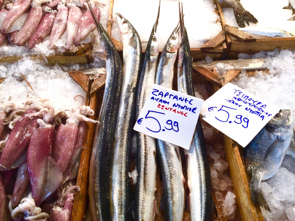 Photogallery






Breakfast with koulouri: you can find it all over town, we've chosen a kiosk between Korai and Stadiou, a stone's throw away from the university and not far from Psiri, the market area








Second stop, at Krinos (Aiolou 87): since 1922 it is the temple of loukoumades, pancakes fried in sesame oil and covered in honey and chopped almonds (loukuma is a word of Arab origins meaning nibble). A 6-piece portion costs 3.60 euros








The meat and fish market at Varvakios Agora (Athinas 42, a short walk from Krinos)








Come and grab some lamb!








Meat and fish market





