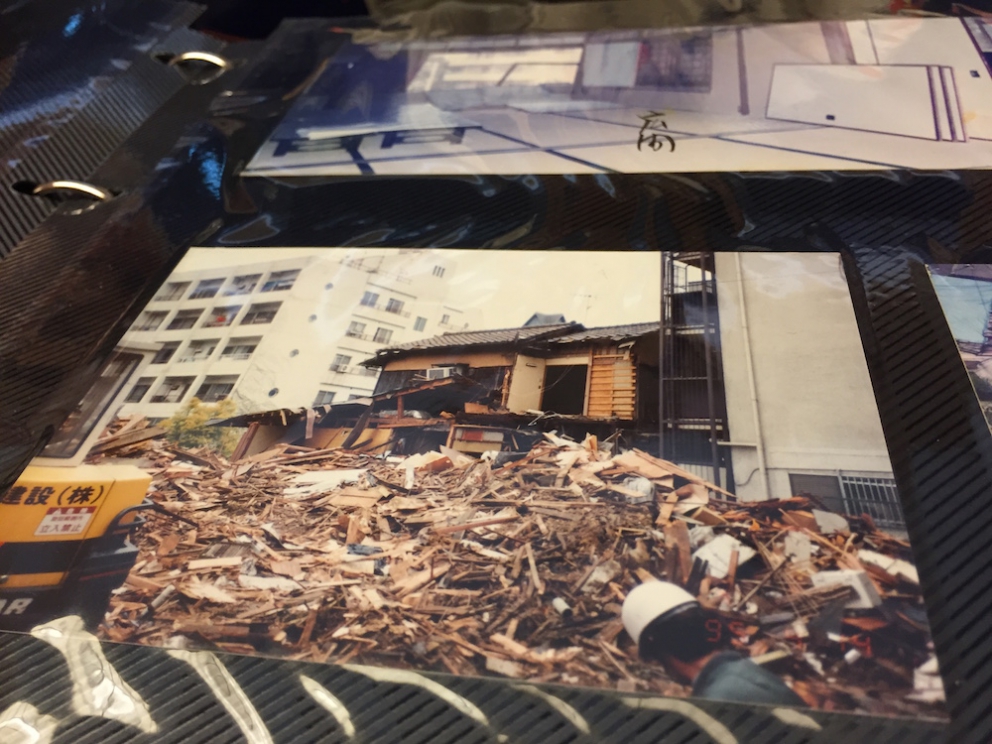 Galleria fotograficaKobe, un milione e mezzo di abitanti, &egrave; la capitale tranquilla della prefettura giapponese di Hyogo, a sua volta inserita nella macro-regione di Kansai, raggiungibile dall&rsquo;aeroporto internazionale di Osaka. Kobe dista da Osaka un&rsquo;oretta di macchina e 23 minuti di Shinkansen, i treni ad alta velocit&agrave; del Giappone. La tratta Kobe-Tokyo, circa 550 chilometri, si percorre in appena 2 ore e mezza
La prefettura di Hyogo - divisa nelle 4 province di Settsu (Kobe), Harima, Tamba e Tajima - unisce due coste: il mare del Giappone e il mare di Seto nel Pacifico a sud. Il suo simbolo &egrave; il castello di Himeji, patrimonio mondiale dell&rsquo;umanit&agrave; Unesco, eretto nel 1601. Tra poche settimane, tutt&rsquo;attorno, cominceranno a fiorire i ciliegi, uno spettacolo molto atteso&nbsp;(foto&nbsp;dronestagr.am)
La fama di Kobe accrebbe nel 1868 quando venne aperto il porto, che oggi dialoga con 500 altri porti di 130 paesi nel mondo. &Egrave; una tappa popolare per le navi da crociera. Kobe &egrave; un centro importante per le industrie pesanti e l&rsquo;acciaio: tra le altre, Kawasaki, Mitsubishi e Toshiba (foto seanews)

&nbsp;
Uno dei poli&nbsp;gastronomici pi&ugrave; vivaci di Kobe &egrave; sotterraneo, nel centro commerciale di Sogo. Decine di isole curatissime, con prodotti gastronomici di ogni genere. In primis, esercizi di patisserie e chocolaterie, una replica perfetta dei modelli francesi
Il pane &egrave; un simbolo importante per la gastronomia di Kobe, per i locali e per gli expat, circa 40mila residenti da tutto il mondo
I macaron, molto popolari nella Kobe bene
Passiamo alle meraviglie della gastronomia giapponese autentica: sempre sotto al centro commerciale Sogo, drappi di tessuto tinti con ideogrammi nascondono gli ingressi di piccole tavole a conduzione familiare, come questo teppanyiaki. Quattro tavoli in tutto, ognuno con piastra, per arroventarsi qualsiasi cosa. Nel nostro caso, soba meshi (noodle fritti con carne) e okonomiyaki, sorta di frittata. Vietato indossare maglioni pregiati
Nel centro di Kobe spunta anche una vivace Chinatown. Sono forti i legami commerciali tra la citt&agrave; giapponese e l&rsquo;isola cinese (con ambizioni irredentiste) di Taiwan
