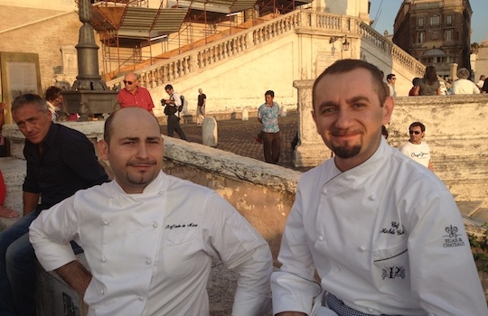 Galleria fotograficaPalloncini rossi in piazza di Spagna: via a Chef sotto le stelle 225 gradi, sole e tanti sorrisiLa terrazza del Palazzetto dell'Hotel Hassler, prologo dell'eventoA sinistra, il colombiano Roy Caceres di Metamorfosi e&nbsp;Massimo D'Innocenti di Casina Valadier