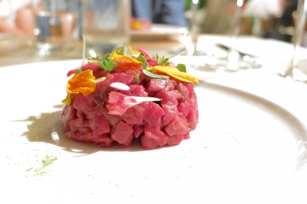 Galleria fotografica






Sulla destra, Spugna di pistacchio salato di Niko Romito (foto Tanio Liotta). Romito sarà relatore a Identità Milano









Pane, burro e alici di Yoji Tokuyoshi (foto Tanio Liotta)









Gli appetizer a base di pollo di Andrea Ribaldone, che sarà relatore a Identità Milano









Canocchie, acqua di pomodoro e verbena essiccata di Gianluca Gorini (foto Tanio Liotta). Gorini sarà relatore a Identità Milano









Yin Yang di gamberi rossi, quinoa allo zenzero e avocado con leche de tigre al mango di Italo Bassi (foto Aromicreativi)









Gambero, olio di semi di fragola e Campari di Riccardo Camanini (foto Brambilla-Serrani). Camanini sarà relatore a Identità Milano









Orto di lumache di Norbert Niederkofler (foto Tanio Liotta). Niederkofler sarà relatore a Identità Milano






