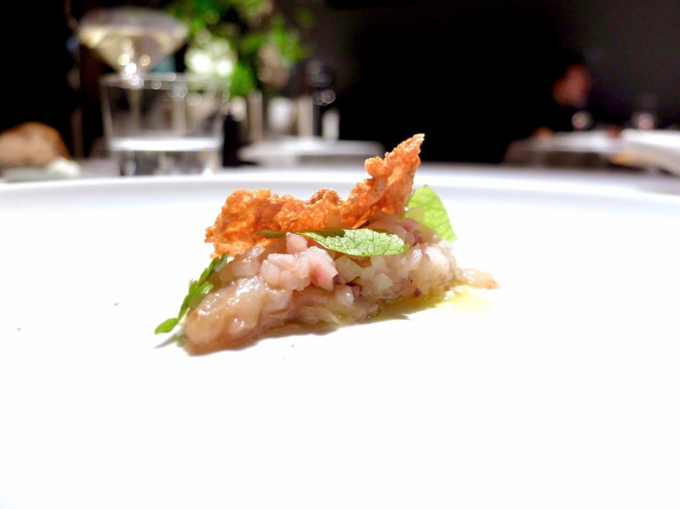 Galleria fotografica






La nostra cena all'Undicesimo Vineria negli scatti di Tanio Liotta. Si parte con il territorio mandato in orbita: Radicchio rosso di Treviso, acidulato di umeboshi, rose e litches









Cialda di fagiolo Mug, rapa rossa e karkadè









Dashi croccante, sedano rapa e alga nori









Cannolo di topinambur ed erba di San Pietro canforata









Tacos di mandorla, carota, lime e coriandolo









Canocchia, wasabi, girasole, kiwi fermentato, crescione e silene









Oxalide, lardo, fragola fermentata, stellina odorosa e karkadè bianco: forti note acide che il lardo rende più morbide






