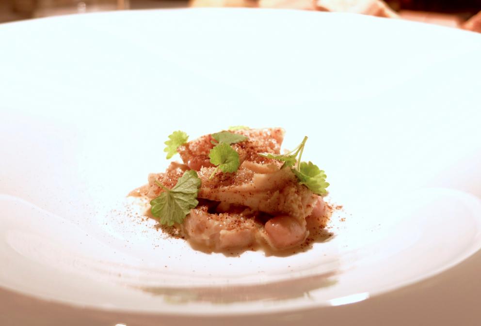 Galleria fotografica






La nostra splendida cena da Antonia Klugmann nelle foto di Tanio Liotta. Si inizia con Fagottino di bieta sbollentata, carota candita, curcuma, peperoncino, succo di limone e trifoglio









Cozza di Sistiana, bottarga (in gel e grattugiata), zenzero candito, prezzemolo, coriandolo e nigella: buonissimo









Baccalà mantecato e rapa rossa: il baccalà mantecato con evo, tre espressioni della rapa (centrifugata, cruda tagliata sottile e affumicata)









Gambero rosa crudo e friggitello alla fiamma, salsa del friggitello, bisque di gambero, dragoncello









Midollo di manzo e cime di broccolo, il suo gambo in salamoia, una sua centrifuga, la foglia spadellata, silene, olio, polvere e purea di bergamotto: piatto indimenticabile









Insalata: asparagi verdi sbollentati e poi scottati in padella, lattuga dell'orto, borragine essiccata, il suo gambo cotto in acqua e burro, stellina odorosa, centrifuga di acetosa. Altro piatto da Oscar, la composizione cambia di giorno in giorno, dipende da quello che si trova









Golosità pura, ma anche soavità da grandissima cucina: Fegato e cuore di agnello alla brace in retina di maiale, fave e piselli croccanti, germogli di pisello, crema all'aglio dolce






