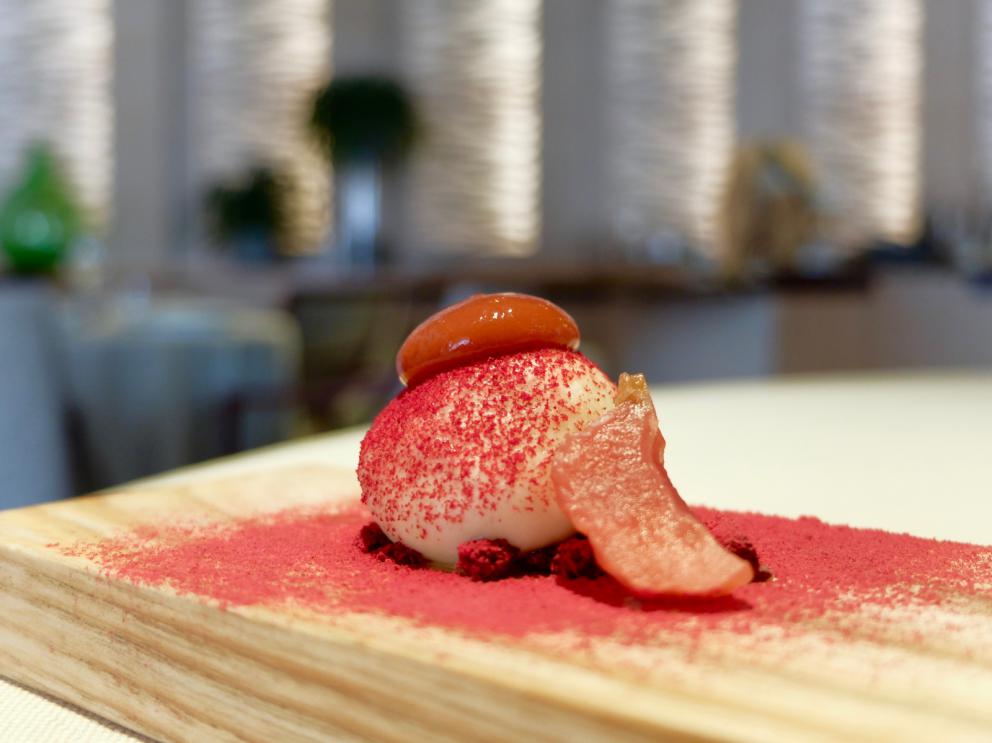 Galleria fotograficaUn pranzo spettacolare grazie a Michela ed Emanuele Scarello. Lo raccontano gli scatti di Tanio Liotta. S'inizia con gli appetizer: Sfera di zucchine trifolate e gel di menta, Cono di insalata russa e farina di ceci, Cialda di fagioli, lenticchie e amaranto e patate di Godia, Spugna di erbe verdi e cipolla fondente, Meringa al formaggio soffiato, Croccante di pistacchi, Grana Padano e caff&eacute;. E ancora: prosciutto crudo San Daniele Dall'Ava, grissini di polenta, ricotta fresca con erba cipollina
Gocce di cipolla con siero di latte, aglio orsino e caviale: piatto insieme delicato e di classe
Parfait di seppia con il suo nero e tuorlo candito al burro. La seppia &egrave; prima cotta a poi tostata, la consistenza perfetta
Solo d&rsquo;alghe,&nbsp;la mia insalata di mare: piatto indimenticabile, &laquo;non ci sono cozze, seppie n&eacute; rucola&raquo;, bens&igrave; sette tipi d'alga e quattro piante alofite, poi panna cotta salata al bergamotto, maionese d'agrumi, yogurt al pompelmo... Quindi acqua di mare, si degusta con un vermuth agricolo Santon aromatizzato al santonego, ossia l'artemisia di Grado. Eccelso, il piatto compie un anno di vita, &laquo;ne dedichiamo ogni anno uno al mare&raquo;
Erbe di campo&nbsp;con tartare di crostacei e brodo d&rsquo;asparagi
Tortelli di carciofo violetto&nbsp;con filetto d&rsquo;agnello, aglio dolce e crema soffice di topinambur
Traduzione della Tradizione:&nbsp;la pasta e fagioli di Scarello, con aglio gentile e aria di Grana Padano
Scarello&nbsp;rielabora&nbsp;cos&igrave;, in modo magistrale, un risotto all'ossobuco, con crema soffice allo zafferano e fondo di stinco
