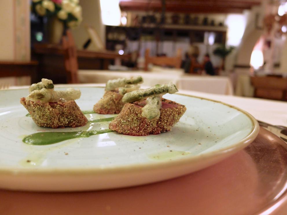 Galleria fotograficaLa nostra cena a La Subida negli scatti di Tanio Liotta. Ricotta salata su letto di polenta
Bruscandoli, pane condito, sclopit, uovo di quaglia
Dadolata di cervo e salmerino, insalata di topinambur, nuvola di polenta dorata: squisito
Girini: briciole di pasta, germogli, asparago selvatico, fiori di salvia selvatica e aglio orsino, sclopit e pomodoro. Delizia
Mlinci: pasta fresca, leggermente abbrustolita, condita con i prodotti dell'orto e dadolata d'oca
Crema di asparagi verdi con misticanza di erbe e germogli primaverili, uova di trota
Gnocchi di patate, cuore di fegato grasso d'oca, spugnole e aglio orsino
Filetto di cervo scottato alla brace, uova di trota, pistacchio
