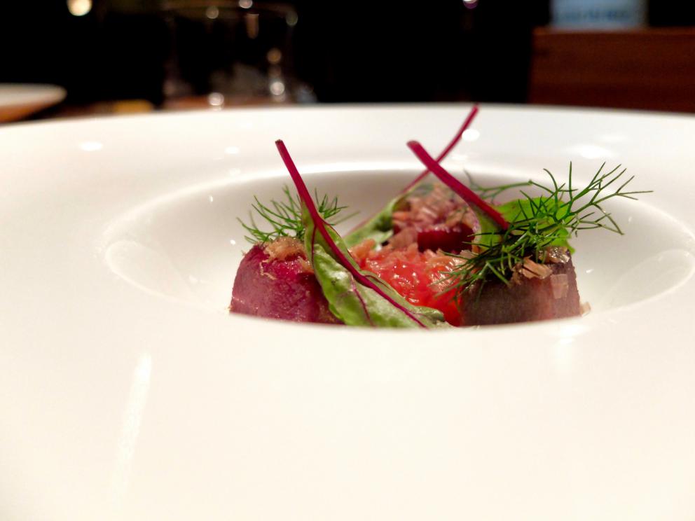 Galleria fotografica






Bellissima cena da Milone negli scatti di Tanio Liotta. Si inizia con un Tris di antipastini all'italiana, l'abbinamento è con una camomilla calda (!). Qui Cocktail in salsa Aurora… 30 anni dopo, ossia il cocktail di gamberi senza gamberi: tapioca, salsa rosa, uova di pesce volante e di trota, lattuga scondita. Gran livello









Sempre dal Tris, il secondo piatto: Insalata di pollo. Si tratta di misticanza all'olio di melissa con fondo di pollo e pelle di pollo croccante. Anche questo buonissimo









Ultimo piatto del Tris, riuscitissimo, sono le Uova ripiene: tuorlo d'uovo marinato a freddo, marshmellow al finocchietto, yogurt di erbette, finocchietto marino, perlage al tartufo









Erbe e fiori del nostro orto, ossia crudo di gamberi rossi, erbe, succo di melone e noci verdi in carpione. Delicatissimo, piacevolissimo









Grandissimo piatto: Triglia cotta in foglie di alloro. La triglia è perfetta, le foglie di alloro si mangiano, sono croccanti e si sposano perfettamente, poi succo di triglia, riduzione di alloro e maionese di mandarino









Calamaro cotto e crudo (la testa marinata nell'olio di cedro, i ciuffetti fritti), sabbia di pane, cedro, rucola al wasabi e maionese di plancton









Davvero deliziosa la Coda di rospo confit, spadellata con burro di cacao, poi friggitelli, pompelmo bruciato, maionese di alloro e caviale di peperoncino. Un piatto dalle note muscolose ma mai eccessive, ricco di aroma






