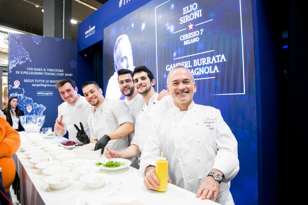 Galleria fotografica






Yannick Alléno davantin allo stand S.Pellegrino "The Experienze Table"









Matteo Lunelli, Oscar Farinetti, Francesco Cerea e, seduti, Josep Roca e Antonio Santini









Francesca Romana Barberini allo stand Petra Molino Quaglia









Massimo Bottura & selfie









Franco Pepe e Carlo Cracco









Fabrizio Ferrari e Nicola Fossaceca allo stand della Fondazione Birra Moretti









Gran folla: là in fondo c'è Pino Cuttaia...









Stand del Consorzio Tutela Grana Padano Dop, con Elisabetta Serraiotto









Paolo Parisi, Simone Rugiati & friends






