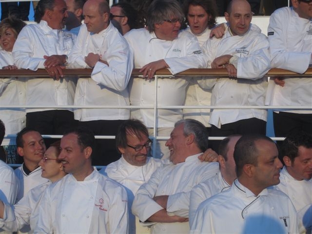 Galleria fotograficaPaolo Masieri, cuoco di&nbsp;Paolo e Barbara a Sanremo e Gianni D&rsquo;Amato&nbsp;del Rigoletto di Reggiolo (Re)A destra, Stefano Ciotti del Vicolo Santa Lucia di Cattolica (Rn)Foto di gruppo dei neostellati (o promossi da 1 a 2 stelle) delle edizioni Michelin Italia 2010 e 2011. In prima fila riconosciamo Cristina Bowerman, Martin Obermazoner, Fabrizio Ferrari. In alto svetta uno scatenato Giancarlo MorelliFabio Spada, ma&icirc;tre del Glass di Roma e Davide Oldani, cuoco del D&rsquo;O di Cornaredo (Mi)Emanuele Scarello (in primo piano) e Moreno Cedroni&nbsp;(sullo sfondo) si preparano alla foto di gruppo. Cedroni ha un doppio motivo per essere felice: il Wall Street Journal oggi infila la Madonnina del Pescatore&nbsp;tra i migliori 10 ristoranti di pesce d&rsquo;Europa. Con l'insegna di Senigallia, altre due italiane nella top 10: Tuccino di Polignano a Mare (Bari) e La Rosetta di RomaQuasi tutto pronto per la foto di gruppo. In bilico, Fabrizia Meroi&nbsp;del Laite di Sappada (Bl)Da sinistra, Accursio Craparo, Aurora Mazzucchelli, Vincenzo Candiano, Norbert Niederkofler e Davide Scabin
