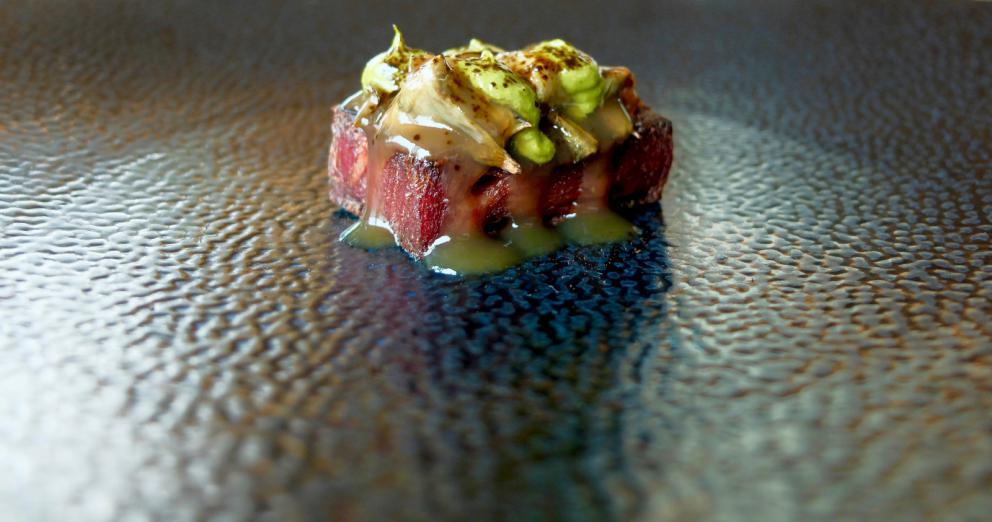 Galleria fotografica






Uomini e donne de La Tana Gourmet quasi al completo: da sinistra Alessandro Dal Degan, il pastry chef Denny Caliaro, Marco Perin, Jacopo Robelli, Giada Mastrotto, Enrico Maglio. Le foto sono di Tanio Liotta









Salsa all'uovo, pecorino e pepe con cracker ai cereali









Chips di patate, carote e amaranto









Cipolla, crème fraîche, ristretto di pollo, crusca, pepe arancio (ossia foglie di Zanthoxylum beecheyanum). Gran piatto









Ricotta, latticello, finferli, crema di gambo di carciofo, foglie e fumo di larice









Lumache stufate nel fieno, crema di erbe di campo, pane al muschio, crema di ginepro, peperone del piquillo









Orzo: terra ed acqua. Ossia orzo mantecato con l'Asiago, fagioli neri (la buccia in mantecatura, il resto in polvere), katsuobushi, lattuga di mare, scampi, limone candito al sale. L'orzo, così risottato, «non scuoce mai»









Pasta, pomodoro ed erbe, ne abbiamo già parlato









Uovo in tegame, 10 erbe, 3 sorprese (coriandolo fermentato, crema di bosco, salsa rustica, «ossia un ketchup nostrano»)






