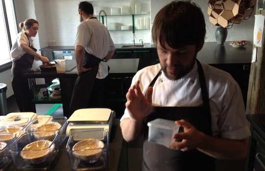 Galleria fotografica






In cammino verso il Noma. Il ristorante è al piano terra del palazzone più a sinistra. Per arrivarci dalla popolare insenatura di Nyhavn (il punto da cui è scattata la foto), occorre fare un bel giro. Ma si notano i lavori per la costruzione di un ponte. Che condurrà dritto all'insegna








Altra prospettiva sul Noma da Nyhavn. Il ristorante galleggia sulla Christianshavn, una delle tante isole artificiali che compongono Copenhagen








Di là del fiume, sulla lunga via che conduce allo spiazzo del Noma








Uno scenario molto tranquillo, di case pastello. Il silenzio è perché vanno tutti in bici













Al massimo si sente rombare qualche scafo








Il vascello davanti al Noma. Oltre a quella danese, sventolano le bandiere di Isole Far Oer e Groenlandia: le loro ambasciate sono nello stesso palazzo del ristorante. Coerenza nordica








Il retro del ristorante. L'80% delle 80 persone che lavorano al Noma viene a lavorare in bici, chef incluso








Dietro al ristorante, un'iscrizione ricorda i passeggeri scomparsi a bordo della danese Hans Hedtoft. Il transatlantico si scontrò il 30 gennaio 1959 contrò un iceberg in Groenlandia. Fu ritrovata solo una cintura di sicurezza
 








L'ingresso del ristorante, al civico 93 di Strandgade








La vista, ingresso alle spalle








Tra l'ingresso e la cucina a vista, spicca un corner di decoro simil-giapponese. A sinistra s'intravede Noma, time and place in Nordic Cuisine, edizioni Phaidon, un testo fondamentale per approfondire tutti i rivoli del Redzepi-mondo. La versione italiana si ordina qui








Una pianta di piccoli agrumi orla la cucina a vista








La porta d'ingresso vista dalla cucina








Le sedie, molto comode, sono anni Sessanta con schienali foderati di pelle di pecora, alcune più morbide di altre








I tavoli sono ampi e senza tovaglie. Attorno prevale il grigio e i colori rustici, sulle travi in legno del soffitto ma anche sulle divise dei ragazzi di sala








La finestra accanto al nostro tavolo








E' lo chef Rene Redzepi a introdurci al pasto: in un vaso di fiori danesi, l'unico pendaglio commestibile è una sorta di carta musica croccante (flatbread) di farina di malto all'aroma di ginepro. Nel piattino in basso, una deliziosa crème fraîche acida per intingerlo








Il flatbread è quello che svetta. "Ma se ci tenete, provate a mangiare anche i fiori", scherza Redzepi. Il cuoco scompare nelle segrete del Noma. Lo ritroveremo solo alla fine del pasto








Tutti i 14 appetizer si mangeranno con le mani. Unica posata, il coltello per tirar su e leccare la crème fraîche da sola (da fare quando tutti gli altri clienti son distratti, però)








Moss and Cep: Muschio di renna con polvere di funghi porcini. E' il corpo bianco, molto saporito ed evanescente, da intingere anch'esso nella crème fraîche
 








Crispy pork skin and black currant: Pelle di maiale croccante e ribes nero, lo strato più esterno. Aspro e croccante








Il ribes nero non ci lascerà prima di molto tempo








Blue mussels and celery: cozze e sedano. Solo due sono quelle buone








La parte inferiore del guscio è commestibile (ancora farina di malto)








Il quinto appetizer è nascosto in una deliziosa scatola di biscotti in latta della tradizione danese (chi non ricorda i Danish butter cookies?)








Cinque tondini, ma solo due "interessanti"








Si chiamano Cheese cookies, rocket and stems, letteralmente Biscotti al formaggio, ruchetta e gambi di erbe aromatiche, un felice snack potenzialmente riproducibile nei nord e nei sud del mondo








Appetizer #6: Potato and duck liver, Patate e fegato d'anatra: le patate croccanti sono in due strati e a mo' di sandwich racchiudono la mousse di fegato. La spolverata è di funghi trombette dei morti, disidratati e polverizzati, una tecnica che troveremo frequentemente








Dried carrot and sorrel, Carote grigliate a fuoco lento per 14 ore, disidratate e servite su polvere di fieno. Si intingono nell'emulsione di acetosella accanto. Un grande piatto perché di inattesa, energica acidità








Ottava entrée: Caramelized milk and cod liver, Biscotto di latte caramellato e fegato di merluzzo, quest'ultimo ghiacciato e pulito. Il secondo dona un aroma molto strong, che domina sul biscotto croccante. Per palati muscolari








Le uova dentro l'uovo








Pickled and smoked quails eggs, Uova di quaglia sbollentate, marinate e affumicate, un classico del Noma. Il tuorlo è completamente liquido








Col Veal fibres and söl, Filamenti di vitello e söl, decimo appetizer, entra in gioco per la prima volta un'alga di mare. E' il söl, appunto, dulse in inglese, Palmaria palmata nella tassonomia scientifica, un'alga rossa incastrata nei filamenti di vitello precedentemente tagliati sottili e poi fritti. Curioso l'impiatto a nido di ingredienti che alla fine incastrano terra e mare








Herb Toast and smoked cod roe, Toast alle erbe e uova di merluzzo affumicato, un'altra grandiosa tapa nordica da far su in due bocconi. Se non ricordiamo male, lo strato superiore è brodo di fegato d'anatra disidratato








Radish, soil and grass, Rapanello, "suolo" ed erba, un altro grande classico del Noma, un paesaggio commestibile di chiara genesi basca-adrianesca, molto replicato negli anni. Carote baby e rapanelli sono interrati in un "suolo" che è una crema di farina di malto con nocciole disidratate. Sotto ancora, uno yogurt di erbe. Finite le verdure, abbiamo chiesto dei cucchiaini per ripulire il suolo








Una foto (di spreadbutter) chiarisce meglio il contenuto del vasetto








Æbleskiver e muikku, penultimo appetizer, di concezione piuttosto recente. Un'antica tradizione dolce danese (Æbleskiver significa "piccoli pezzi di mela" ma la mela qui non c'è) è presentata in versione salata. Code e teste dei muikku, sorta di aringhe baby, sono infilzate in due bigné dall'impasto molto morbido con del ripieno di cetriolo marinato, ben riconoscibile al palato. L'aspetto dispone il cliente alla sfida ma la sua bizzarria visiva si scioglie presto in due bocconi morbidi, eleganti e deliziosi








Ultimo di 14 appetizer: Sorrel leaf and cricket paste, Foglia di acetosella (leggermente piccante) con pasta di grillo. Sì, proprio l'insetto dei prati, qui in consistenza di crema, inserita nel gambo dell'acetosella. Mettendo a fermentare grilli e orzo fermentato, Redzepi ha ottenuto una sorta di garum molto interessante, simile alla soia. Completa il piatto in foto, una granita di nasturzio ghiacciato








E il vino? Non producendo la Danimarca nettari di rilievo, è forse il capitolo meno allettante del Noma. La carta è un trionfo di vini ottenuti in climi freddi: francesi, tedeschi o austriaci soprattutto. Vini di acidità spinta che si combinano bene con le prevalenti acidità dei piatti. Le persone inquadrate nella foto hanno optato per il pairing coi succhi di frutta, quelli sì interessanti e autoctoni: il percorso prevede 7-8 succhi tra cui carote e ginepro, sedano e sedanorapa, cetriolo, eccetera. E i vini italiani? Pochi e tutti rossi, soprattutto di produttori di nebbiolo del Piemonte. "Ma li chiedono solo i norvegesi", ci raccontano








Terminati appetizer e main courses, sbirciamo i lavori in cucina. In primo piano, Samuel Nutter, sous chef inglese








Al centro, riconosciamo Matthew Orlando di San Diego, 35 anni e da 4 e mezzo head chef del Noma. Più tardi ci rivelerà che entro un paio d'anni aprirà il suo ristorante a Copenhagen. "E Renè che ne pensa?", chiediamo. "E' proprio lui a incoraggiarci a metterci in proprio", risponde Orlando. Vero, chiedere anche a Christian Puglisi








Ancora Orlando ci spiegherà che, tra sala, cucina, preparazioni e laboratorio, il Noma arriva a impiegare dall'alba a mezzanotte fino a 80 persone








La cucina prevede 7 comparti: il caldo, il freddo, la pasticceria, gli snack, produzione e mise-en-place, le preparazioni della squadra del mattino e la ricerca (su quest'ultima torneremo più avanti). Gli stagisti scelgono di lavorarci, sapendo di non essere pagati. Redzepi riceve un centinaio di curricula a settimana








Torniamo a tavola e troviamo nuove posate: rami appuntiti di sambuco








Servono a infilzare il primo delle portate "serie", Potato and snails, patate e lumache, servito in due piatti. Il primo è una terrina (rovente) di piccole deliziose patate affumicate e semiaffogate in una salsa al burro dolce e al tavolo spolverate con sale proprio di sambuco. Accanto, piccoli ceppi d'albero affumicati








Accanto, l'altra metà del piatto da infilzare coi bastoncini di sambuco: lumache glassate nel loro succo con burro dolce, olio al prezzemolo ed emulsione di piselli fermentati








Dopo 15 portate arrivano le posate. "Si torna alla civiltà", scherza il ragazzo di sala








...e arriva pure il pane, nascosto in una stoffa soffice con accanto due ciotoline che contengono burro da latte di capra e burro di grasso e crumble di maiale. Colesterolemici, vade retro








Solleviamo la stoffa: il pane è una pagnotta di lievito naturale di grano locale. La crosta è super-fragrante e il cuore molto sofficie e poroso








Cooked fava beans and beach herbs, Fave stufate gentilmente ed "erbe di spiaggia" (che poi sono diversi tipi di alghe di mare). Le fave sono fantastiche nella loro compattezza inaspettatamente dolce








Con la terza portata del ciclo "serio" veniamo ai ragazzi di sala: sono tutti molto professionali ma anche rilassati. Tra i 30 e i 40 anni, molti tatuati, ruotano di continuo al nostro tavolo: una trentina dei piatti sono stati serviti e illustrati da 10 camerieri diversi, molti dei quali cuochi dei livelli più alti della gerarchia. Il ragazzo in foto che ci serve Berries and cucumber, Bacche e cetrioli, si chiama Beau Clugston, è australiano e da poche ore è un nuovo sous-chef del Noma








Ai frutti di bosco e insalata di cetrioli si unisce del succo di camomilla...








...et voilà








Insalata di brown crab (granchi atlantici), tuorlo d'uovo, erbe di campo e il rosso sono le uova del granchio. I ragazzi si raccomandano di fare attenzione perchè potrebbe esserci del carapace o delle chele: la carne del granchio è stata rimossa tutta a mano. Noi ci scontriamo solo con un fresco schiaffo iodato








Accanto alle langoustine, scampi norvegesi, torna l'alga söl, questa volta in forma di emulsione con acqua di ostriche. I puntini rossi sono segale disidratata








Cavolfiore e pino, crema e rafano. Pensi a una capasanta e invece è un trancio di cavolfiore quello che spunta da sotto gli aghi di pino. E' ricavato dalla parte alta dell'ortaggio, arrostito a arricchito con gli aromi di pino, abete, ginepro e rafano. L'orto e il silvestre








Lucioperca con gambi di verdure. Impeccabile ma insolitamente classico nella sua concezione su salsa al burro e capperi. Incuriosisce la disposizione, che lascia intonsa più di metà del piatto. Come a voler lasciar libero il lucioperca di sguazzare di nuovo








Arrivano in tavola nuovi oggetti: olio di fieno e un cronometro. E' l'inizio del gioco di The hen and the egg, La gallina e l'uovo








The hen and the egg #2: attorno a un tegamino rovente su del fieno appena umido, notiamo una chips a spirale di patata e un uovo (d'anatra, ci dicono)








The hen and the egg #3: accanto al tegame, foglie di spinaci, aglio selvatico, germogli e fiori di campo vari








The hen and the egg #4. "Dovete rompere voi l'uovo e cuocerlo", ci spiegano armati di olio di fieno, che spruzzeranno nel tegame prima del nostro esercizio








The hen and the egg #5: son riuscito a non sbrodolare. Il piatto, spiegherà Redzepi poi, "E' un po' un invito sdrammatizzante a cucinare. Sono rimasto sorpreso dal fatto che tanti clienti non hanno mai rotto un uovo. Cerco di mostrare loro che la cucina è in fondo un esercizio molto elementare"








The hen and the egg #6: dopo 120 secondi esatti di cronometro, si uniscono all'uovo le verdure e si rimesta il tutto








The hen and the egg #7: tocco finale, una salsa di acetosella. Il piatto non è memorabile...








...ma il risultato è lo stesso delle 21 portate precedenti: piatto spazzolato The hen and the egg #8








Animelle di vitello, erbe di campo, funghi e sedanorapa. Un gran piatto, ma non esattamente quello che ti aspetti al Noma. Sottigliezze eh








A un passo dai dolci, il brusio in sala si fa più sostenuto. L'alcol e le discussioni sull'incredibile girandola di piatti provati








E il brusio lievita ancora al primo dei due dolci: Blueberries and ants, Mirtilli e formiche (la foto è di garyalanfine, avevo terminato le batterie). Il piatto è duplice: la foto mostra la prima metà, che racchiude una confettura di formiche tra due foglie di nasturzio. Ce la porta al tavolo Rosio Sanchez da Chicago, splendida coordinatrice dei dessert del Noma. E le formiche? Ci torniamo alla fine della gallery








Mirtilli e formiche parte seconda: accanto alle foglie di nasturzio con formiche, arriva un geniale sandwich con gelato di mirtilli (la foto è ancora di garyalanfine)








Ventiquattresimo e ultimo piatto, un "classico" Gammel Dansk, sorta di Jaegermeister danese qui sposato ad acetosella e latte disidratato. Apprezziamo la voglia di non sovraccaricare con ulteriori bombe al cioccolato o altre grasse cremosità che a fine pasto chiederebbero gli straordinari ai succhi gastrici (grazie ancora a garyalanfine)








Dopo oltre 3 ore di degustazione, ci si accomoda tutti nel dehors accanto: in vetrina spiccano grappe di Brunello








Potevano farti mancare lo skyr, il formaggio fermentato acido degli islandesi? Certo che no: agli albori della New Nordic Cuisine venne praticamente brandito da Redzepi come simbolo delle rivoluzione. L'arma per contrastare il dilagare dei formaggi francesi in Danimarca, così come l'olio di colza in vece dell'olio d'oliva








Riordinata la sala per la sera, Kim Sander e Matthew Orlando ci invitano a fare un sopralluogo nei back office del Noma








I ragazzi si divertono ma il lavoro è un massacro: tra il pranzo e la cena ci sono solo 45 minuti di pausa, dalle 17 alle 17.45. "Per questo", spiega Redzepi, "è fondamentale tenere chiuso due giorni, domenica e lunedì. Così stacchiamo da ogni pensiero. 7 su 7 sarebbe controproducente per l'umore di tutti"








Orlando ci mostra il gazebo all'aperto sul retro, dove si griglia e affumica qualsiasi cosa








Al primo piano, un tavolo da 9-15 persone che si aggiunge ai coperti del piano terra. "E' il nostro table's chef' , dice Orlando








Alle pareti, una felice riproduzione caricaturale della cucina di sotto








Nella sala accanto, uno squadrone di giovanissimi è perennemente alle prese con le pre-preparazioni








Tagliare, separare, sgusciare, sminuzzare...








Il terzo ambiente al primo piano è la sala del relax dei ragazzi...








...ma anche quella del grande capo...








...che infatti troviamo defilato ad affettare un mega-cavolo...








...che cavolo non è: "E' un fungo", rivela Renè Redzepi, "un regno che mi affascina tantissimo perché è vasto così", dice disegnando un cerchio molto ampio con le braccia, "mentre noi ne sappiamo tanto così", mima chiudendo pollice e indice. "Purtroppo questa stagione non è propizia per i funghi, troppo secca, ma non dispero"





