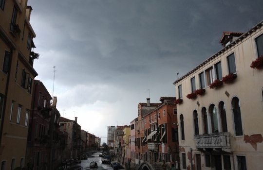 Galleria fotografica






A spasso tra i canali di Venezia. Esclusa l'estemporanea grandinata di domenica 24, la dodicesima edizione della S.Pellegrino Cooking Cup ha regalato un clima memorabile








Globetrotter, signature dish di Lorenzo Cogo alla Cooking Cup 2012








Il signature dish di Martin Volkaerts, belga dell'Air du Temps








Aragosta con vinaigrette d’ostrica e quinoa croccante, piatto che è valso a David Frenkel del Pronto di Tel Aviv, Israele, il People Choice’s Award 2012








Dumpling di lardo e gamberi con asparagi, tartufi di mare e erbe estive, signature dish di Richard Ousby del Quay di Sydney, Young Chef of the Year 2012








Bietola di sgombro con crema d'aglio, piselli e riso saltato, il piatto cucinato in mare dal vincitore Richard Ousby








La pietanza disegnata sabato sera da Jacob Holmstrom del Gastrologik di Stoccolma: un viaggio attorno al salmone che ha convinto tutti i giurati (e che gli è valso il secondo posto finale)








Daniel Berlin, Massimo Bottura, Davide Scabin, la foodblogger Lydia Capasso, Mauro Colagreco e Franco Favaretto valutano i piatti in gara nella hall del Molino Stucky Hilton di Venezia, teatro della prima sera dell'evento








Particolare del piatto del giovane cuoco russo in concorso: Anatoly Kazakov del Bon di Mosca








Domenica mattina, tutti i cuochi al mercato del pesce di Rialto a cercare gli ingredienti del Mystery Basket con cui comporre la ricetta a bordo








Delizie a Rialto








Il plotone di erbe aromatiche acquistate a Rialto da Lorenzo Cogo prende il largo sul watertaxi








Si comincia (cucinando e strambando)








Nuvoloni all'orizzonte





