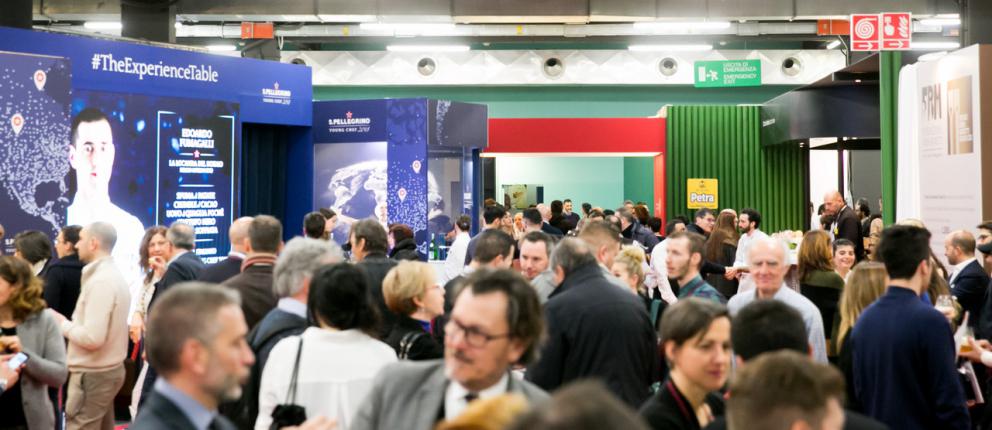 Galleria fotografica






Yannick Alléno davantin allo stand S.Pellegrino "The Experienze Table"









Matteo Lunelli, Oscar Farinetti, Francesco Cerea e, seduti, Josep Roca e Antonio Santini









Francesca Romana Barberini allo stand Petra Molino Quaglia









Massimo Bottura & selfie









Franco Pepe e Carlo Cracco









Fabrizio Ferrari e Nicola Fossaceca allo stand della Fondazione Birra Moretti









Gran folla: là in fondo c'è Pino Cuttaia...









Stand del Consorzio Tutela Grana Padano Dop, con Elisabetta Serraiotto









Paolo Parisi, Simone Rugiati & friends









Elio Sironi alla The Experience Table, che ha servito 800 coperti in tre giorni









Selfie con Viviana Varese e Francesca Romana Barberini






