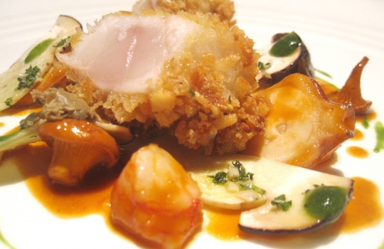 Galleria fotograficaSul piatto, occhiali da vista graduati diversi per impedire alle non-aquile di strizzare gli occhi come Jerry Lewis in quel famoso sketchIl pane in apertura al Devero. Al centro, quello di Eugenio Pol, "ciclope del pane" (cit. Meldolesi) che miete sempre pi&ugrave; clienti nell'alta ristorazionePatata soffice uovo e uova, capperi e limone, classicit&agrave; d'avanguardia al sifone che non stufaManzo Piemontese battuto al coltello, lamelle di foie gras, erbe aromatiche e salsa tartara, un altro classico di Enrico Bartolini. La costante &egrave; una sola: la carne del macellaio cremonese&nbsp;Franco Cazzamali.&nbsp;Variabili gli altri addendi. Non che la contingenza del foie gras dispiacciaTerrina di pesce azzurro in carpione, gamberi rossi e avocado fresco.&nbsp;Acido e dolce affilano le armi ma alla fine &egrave; pari e pattaLumache della Lomellina brasate con crema leggera di cipolle e prezzemolo, reminescenza del recente passato paveseBottoni all&rsquo;olio e lime con sugo di caciucco e polpo cotto alla brace.&nbsp;Ravioli adrianeschi con l&rsquo;acido fresco del lime che apre la strada tra prevaricanti fondali livornesiRisotto all&rsquo;olio con ceviche di scampi, olive taggiasche e pomodorini. Un centrato crossover pacifico-mediterraneo che non troveremo ancora per molto,&nbsp;&laquo;primo&raquo;, spiega EB,&nbsp;&laquo;perch&eacute; &egrave; la prima volta in vita mia che tengo in carta due risotti in contemporanea - l'altro &egrave; quello archetipale alle rape rosse e gorgonzola, ndr -. Secondo perch&eacute; ne ho pronto un altro che ho gi&agrave; assaggiato 12 volte senza mai stufarmi&raquo;. Inutile chiedere cos'&egrave;Risotto alle rape rosse e salsa gorgonzola, un po' la "Cuccurucuc&ugrave; Paloma" di Franco Battiato.&nbsp;&laquo;Ma io non mi stanco mai di eseguirlo&raquo;