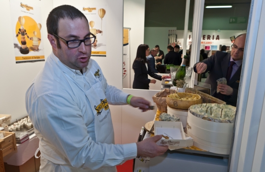 Galleria fotograficaAl centro Davide Oldani del D'O di Cornaredo (Milano) con Oliviero Toscani, fotografo e produttore di vino