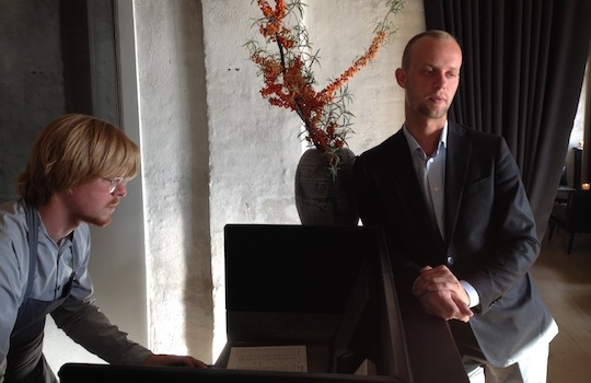 Galleria fotografica






In cammino verso il Noma. Il ristorante è al piano terra del palazzone più a sinistra. Per arrivarci dalla popolare insenatura di Nyhavn (il punto da cui è scattata la foto), occorre fare un bel giro. Ma si notano i lavori per la costruzione di un ponte. Che condurrà dritto all'insegna








Altra prospettiva sul Noma da Nyhavn. Il ristorante galleggia sulla Christianshavn, una delle tante isole artificiali che compongono Copenhagen








Di là del fiume, sulla lunga via che conduce allo spiazzo del Noma








Uno scenario molto tranquillo, di case pastello. Il silenzio è perché vanno tutti in bici













Al massimo si sente rombare qualche scafo








Il vascello davanti al Noma. Oltre a quella danese, sventolano le bandiere di Isole Far Oer e Groenlandia: le loro ambasciate sono nello stesso palazzo del ristorante. Coerenza nordica








Il retro del ristorante. L'80% delle 80 persone che lavorano al Noma viene a lavorare in bici, chef incluso








Dietro al ristorante, un'iscrizione ricorda i passeggeri scomparsi a bordo della danese Hans Hedtoft. Il transatlantico si scontrò il 30 gennaio 1959 contrò un iceberg in Groenlandia. Fu ritrovata solo una cintura di sicurezza
 








L'ingresso del ristorante, al civico 93 di Strandgade








La vista, ingresso alle spalle








Tra l'ingresso e la cucina a vista, spicca un corner di decoro simil-giapponese. A sinistra s'intravede Noma, time and place in Nordic Cuisine, edizioni Phaidon, un testo fondamentale per approfondire tutti i rivoli del Redzepi-mondo. La versione italiana si ordina qui








Una pianta di piccoli agrumi orla la cucina a vista








La porta d'ingresso vista dalla cucina








Le sedie, molto comode, sono anni Sessanta con schienali foderati di pelle di pecora, alcune più morbide di altre








I tavoli sono ampi e senza tovaglie. Attorno prevale il grigio e i colori rustici, sulle travi in legno del soffitto ma anche sulle divise dei ragazzi di sala








La finestra accanto al nostro tavolo








E' lo chef Rene Redzepi a introdurci al pasto: in un vaso di fiori danesi, l'unico pendaglio commestibile è una sorta di carta musica croccante (flatbread) di farina di malto all'aroma di ginepro. Nel piattino in basso, una deliziosa crème fraîche acida per intingerlo








Il flatbread è quello che svetta. "Ma se ci tenete, provate a mangiare anche i fiori", scherza Redzepi. Il cuoco scompare nelle segrete del Noma. Lo ritroveremo solo alla fine del pasto








Tutti i 14 appetizer si mangeranno con le mani. Unica posata, il coltello per tirar su e leccare la crème fraîche da sola (da fare quando tutti gli altri clienti son distratti, però)








Moss and Cep: Muschio di renna con polvere di funghi porcini. E' il corpo bianco, molto saporito ed evanescente, da intingere anch'esso nella crème fraîche
 








Crispy pork skin and black currant: Pelle di maiale croccante e ribes nero, lo strato più esterno. Aspro e croccante








Il ribes nero non ci lascerà prima di molto tempo








Blue mussels and celery: cozze e sedano. Solo due sono quelle buone








La parte inferiore del guscio è commestibile (ancora farina di malto)








Il quinto appetizer è nascosto in una deliziosa scatola di biscotti in latta della tradizione danese (chi non ricorda i Danish butter cookies?)








Cinque tondini, ma solo due "interessanti"








Si chiamano Cheese cookies, rocket and stems, letteralmente Biscotti al formaggio, ruchetta e gambi di erbe aromatiche, un felice snack potenzialmente riproducibile nei nord e nei sud del mondo








Appetizer #6: Potato and duck liver, Patate e fegato d'anatra: le patate croccanti sono in due strati e a mo' di sandwich racchiudono la mousse di fegato. La spolverata è di funghi trombette dei morti, disidratati e polverizzati, una tecnica che troveremo frequentemente








Dried carrot and sorrel, Carote grigliate a fuoco lento per 14 ore, disidratate e servite su polvere di fieno. Si intingono nell'emulsione di acetosella accanto. Un grande piatto perché di inattesa, energica acidità








Ottava entrée: Caramelized milk and cod liver, Biscotto di latte caramellato e fegato di merluzzo, quest'ultimo ghiacciato e pulito. Il secondo dona un aroma molto strong, che domina sul biscotto croccante. Per palati muscolari








Le uova dentro l'uovo








Pickled and smoked quails eggs, Uova di quaglia sbollentate, marinate e affumicate, un classico del Noma. Il tuorlo è completamente liquido








Col Veal fibres and söl, Filamenti di vitello e söl, decimo appetizer, entra in gioco per la prima volta un'alga di mare. E' il söl, appunto, dulse in inglese, Palmaria palmata nella tassonomia scientifica, un'alga rossa incastrata nei filamenti di vitello precedentemente tagliati sottili e poi fritti. Curioso l'impiatto a nido di ingredienti che alla fine incastrano terra e mare








Herb Toast and smoked cod roe, Toast alle erbe e uova di merluzzo affumicato, un'altra grandiosa tapa nordica da far su in due bocconi. Se non ricordiamo male, lo strato superiore è brodo di fegato d'anatra disidratato








Radish, soil and grass, Rapanello, "suolo" ed erba, un altro grande classico del Noma, un paesaggio commestibile di chiara genesi basca-adrianesca, molto replicato negli anni. Carote baby e rapanelli sono interrati in un "suolo" che è una crema di farina di malto con nocciole disidratate. Sotto ancora, uno yogurt di erbe. Finite le verdure, abbiamo chiesto dei cucchiaini per ripulire il suolo








Una foto (di spreadbutter) chiarisce meglio il contenuto del vasetto








Æbleskiver e muikku, penultimo appetizer, di concezione piuttosto recente. Un'antica tradizione dolce danese (Æbleskiver significa "piccoli pezzi di mela" ma la mela qui non c'è) è presentata in versione salata. Code e teste dei muikku, sorta di aringhe baby, sono infilzate in due bigné dall'impasto molto morbido con del ripieno di cetriolo marinato, ben riconoscibile al palato. L'aspetto dispone il cliente alla sfida ma la sua bizzarria visiva si scioglie presto in due bocconi morbidi, eleganti e deliziosi








Ultimo di 14 appetizer: Sorrel leaf and cricket paste, Foglia di acetosella (leggermente piccante) con pasta di grillo. Sì, proprio l'insetto dei prati, qui in consistenza di crema, inserita nel gambo dell'acetosella. Mettendo a fermentare grilli e orzo fermentato, Redzepi ha ottenuto una sorta di garum molto interessante, simile alla soia. Completa il piatto in foto, una granita di nasturzio ghiacciato








E il vino? Non producendo la Danimarca nettari di rilievo, è forse il capitolo meno allettante del Noma. La carta è un trionfo di vini ottenuti in climi freddi: francesi, tedeschi o austriaci soprattutto. Vini di acidità spinta che si combinano bene con le prevalenti acidità dei piatti. Le persone inquadrate nella foto hanno optato per il pairing coi succhi di frutta, quelli sì interessanti e autoctoni: il percorso prevede 7-8 succhi tra cui carote e ginepro, sedano e sedanorapa, cetriolo, eccetera. E i vini italiani? Pochi e tutti rossi, soprattutto di produttori di nebbiolo del Piemonte. "Ma li chiedono solo i norvegesi", ci raccontano








Terminati appetizer e main courses, sbirciamo i lavori in cucina. In primo piano, Samuel Nutter, sous chef inglese








Al centro, riconosciamo Matthew Orlando di San Diego, 35 anni e da 4 e mezzo head chef del Noma. Più tardi ci rivelerà che entro un paio d'anni aprirà il suo ristorante a Copenhagen. "E Renè che ne pensa?", chiediamo. "E' proprio lui a incoraggiarci a metterci in proprio", risponde Orlando. Vero, chiedere anche a Christian Puglisi








Ancora Orlando ci spiegherà che, tra sala, cucina, preparazioni e laboratorio, il Noma arriva a impiegare dall'alba a mezzanotte fino a 80 persone








La cucina prevede 7 comparti: il caldo, il freddo, la pasticceria, gli snack, produzione e mise-en-place, le preparazioni della squadra del mattino e la ricerca (su quest'ultima torneremo più avanti). Gli stagisti scelgono di lavorarci, sapendo di non essere pagati. Redzepi riceve un centinaio di curricula a settimana








Torniamo a tavola e troviamo nuove posate: rami appuntiti di sambuco








Servono a infilzare il primo delle portate "serie", Potato and snails, patate e lumache, servito in due piatti. Il primo è una terrina (rovente) di piccole deliziose patate affumicate e semiaffogate in una salsa al burro dolce e al tavolo spolverate con sale proprio di sambuco. Accanto, piccoli ceppi d'albero affumicati








Accanto, l'altra metà del piatto da infilzare coi bastoncini di sambuco: lumache glassate nel loro succo con burro dolce, olio al prezzemolo ed emulsione di piselli fermentati








Dopo 15 portate arrivano le posate. "Si torna alla civiltà", scherza il ragazzo di sala








...e arriva pure il pane, nascosto in una stoffa soffice con accanto due ciotoline che contengono burro da latte di capra e burro di grasso e crumble di maiale. Colesterolemici, vade retro








Solleviamo la stoffa: il pane è una pagnotta di lievito naturale di grano locale. La crosta è super-fragrante e il cuore molto sofficie e poroso








Cooked fava beans and beach herbs, Fave stufate gentilmente ed "erbe di spiaggia" (che poi sono diversi tipi di alghe di mare). Le fave sono fantastiche nella loro compattezza inaspettatamente dolce








Con la terza portata del ciclo "serio" veniamo ai ragazzi di sala: sono tutti molto professionali ma anche rilassati. Tra i 30 e i 40 anni, molti tatuati, ruotano di continuo al nostro tavolo: una trentina dei piatti sono stati serviti e illustrati da 10 camerieri diversi, molti dei quali cuochi dei livelli più alti della gerarchia. Il ragazzo in foto che ci serve Berries and cucumber, Bacche e cetrioli, si chiama Beau Clugston, è australiano e da poche ore è un nuovo sous-chef del Noma








Ai frutti di bosco e insalata di cetrioli si unisce del succo di camomilla...








...et voilà








Insalata di brown crab (granchi atlantici), tuorlo d'uovo, erbe di campo e il rosso sono le uova del granchio. I ragazzi si raccomandano di fare attenzione perchè potrebbe esserci del carapace o delle chele: la carne del granchio è stata rimossa tutta a mano. Noi ci scontriamo solo con un fresco schiaffo iodato








Accanto alle langoustine, scampi norvegesi, torna l'alga söl, questa volta in forma di emulsione con acqua di ostriche. I puntini rossi sono segale disidratata








Cavolfiore e pino, crema e rafano. Pensi a una capasanta e invece è un trancio di cavolfiore quello che spunta da sotto gli aghi di pino. E' ricavato dalla parte alta dell'ortaggio, arrostito a arricchito con gli aromi di pino, abete, ginepro e rafano. L'orto e il silvestre








Lucioperca con gambi di verdure. Impeccabile ma insolitamente classico nella sua concezione su salsa al burro e capperi. Incuriosisce la disposizione, che lascia intonsa più di metà del piatto. Come a voler lasciar libero il lucioperca di sguazzare di nuovo








Arrivano in tavola nuovi oggetti: olio di fieno e un cronometro. E' l'inizio del gioco di The hen and the egg, La gallina e l'uovo








The hen and the egg #2: attorno a un tegamino rovente su del fieno appena umido, notiamo una chips a spirale di patata e un uovo (d'anatra, ci dicono)








The hen and the egg #3: accanto al tegame, foglie di spinaci, aglio selvatico, germogli e fiori di campo vari








The hen and the egg #4. "Dovete rompere voi l'uovo e cuocerlo", ci spiegano armati di olio di fieno, che spruzzeranno nel tegame prima del nostro esercizio








The hen and the egg #5: son riuscito a non sbrodolare. Il piatto, spiegherà Redzepi poi, "E' un po' un invito sdrammatizzante a cucinare. Sono rimasto sorpreso dal fatto che tanti clienti non hanno mai rotto un uovo. Cerco di mostrare loro che la cucina è in fondo un esercizio molto elementare"








The hen and the egg #6: dopo 120 secondi esatti di cronometro, si uniscono all'uovo le verdure e si rimesta il tutto








The hen and the egg #7: tocco finale, una salsa di acetosella. Il piatto non è memorabile...








...ma il risultato è lo stesso delle 21 portate precedenti: piatto spazzolato The hen and the egg #8








Animelle di vitello, erbe di campo, funghi e sedanorapa. Un gran piatto, ma non esattamente quello che ti aspetti al Noma. Sottigliezze eh








A un passo dai dolci, il brusio in sala si fa più sostenuto. L'alcol e le discussioni sull'incredibile girandola di piatti provati








E il brusio lievita ancora al primo dei due dolci: Blueberries and ants, Mirtilli e formiche (la foto è di garyalanfine, avevo terminato le batterie). Il piatto è duplice: la foto mostra la prima metà, che racchiude una confettura di formiche tra due foglie di nasturzio. Ce la porta al tavolo Rosio Sanchez da Chicago, splendida coordinatrice dei dessert del Noma. E le formiche? Ci torniamo alla fine della gallery








Mirtilli e formiche parte seconda: accanto alle foglie di nasturzio con formiche, arriva un geniale sandwich con gelato di mirtilli (la foto è ancora di garyalanfine)








Ventiquattresimo e ultimo piatto, un "classico" Gammel Dansk, sorta di Jaegermeister danese qui sposato ad acetosella e latte disidratato. Apprezziamo la voglia di non sovraccaricare con ulteriori bombe al cioccolato o altre grasse cremosità che a fine pasto chiederebbero gli straordinari ai succhi gastrici (grazie ancora a garyalanfine)








Dopo oltre 3 ore di degustazione, ci si accomoda tutti nel dehors accanto: in vetrina spiccano grappe di Brunello








Potevano farti mancare lo skyr, il formaggio fermentato acido degli islandesi? Certo che no: agli albori della New Nordic Cuisine venne praticamente brandito da Redzepi come simbolo delle rivoluzione. L'arma per contrastare il dilagare dei formaggi francesi in Danimarca, così come l'olio di colza in vece dell'olio d'oliva








Riordinata la sala per la sera, Kim Sander e Matthew Orlando ci invitano a fare un sopralluogo nei back office del Noma








I ragazzi si divertono ma il lavoro è un massacro: tra il pranzo e la cena ci sono solo 45 minuti di pausa, dalle 17 alle 17.45. "Per questo", spiega Redzepi, "è fondamentale tenere chiuso due giorni, domenica e lunedì. Così stacchiamo da ogni pensiero. 7 su 7 sarebbe controproducente per l'umore di tutti"








Orlando ci mostra il gazebo all'aperto sul retro, dove si griglia e affumica qualsiasi cosa








Al primo piano, un tavolo da 9-15 persone che si aggiunge ai coperti del piano terra. "E' il nostro table's chef' , dice Orlando








Alle pareti, una felice riproduzione caricaturale della cucina di sotto








Nella sala accanto, uno squadrone di giovanissimi è perennemente alle prese con le pre-preparazioni








Tagliare, separare, sgusciare, sminuzzare...








Il terzo ambiente al primo piano è la sala del relax dei ragazzi...








...ma anche quella del grande capo...








...che infatti troviamo defilato ad affettare un mega-cavolo...








...che cavolo non è: "E' un fungo", rivela Renè Redzepi, "un regno che mi affascina tantissimo perché è vasto così", dice disegnando un cerchio molto ampio con le braccia, "mentre noi ne sappiamo tanto così", mima chiudendo pollice e indice. "Purtroppo questa stagione non è propizia per i funghi, troppo secca, ma non dispero"








Ma parliamo di formiche. Redzepì tira fuori un tupperwear brulicante di insetti che vagano rintontiti. "Non è questione di stravaganza o sensazionalismo", spiega, "occorre solo infrangere i nostri tabù, non come esercizio fine a se stesso, ma come esplorazione di tutti i flavour possibili"








"Senti che effluvi naturali di cardamomo escono da qui? Le formiche li rilasciano in modo del tutto naturale per tenere lontani i nemici", spiega








La sera stessa ci scrive su twitter la giornalista spagnola Julia Perez da Lima, spiegando che gli insetti amazzoni che cucina il cuoco venezuelano Sumito Estévez sanno invece di limone
 








"Un giorno, quando avrò tempo, spero non tra 10 anni, voglio trovare il modo di andare a visitare i più grandi macellai italiani". Un messaggio da girare subito a Cazzamali & co.








Formiche again, questa volta col petto rosso. La mirmecologia classifica nel mondo oltre 10mila specie di formiche, ognuna con il suo bagaglio aromatico








Si torna in cucina di sotto: Orlando controlla i vasi di malt flatbred che apriranno anche la cena








E i ragazzi affilano i rami di sambuco...





