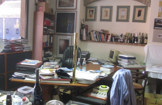 Galleria fotograficaCrema di piselli con cozza, il piatto in apertura del pasto da Gualtiero Marchesi a Erbusco, Brescia, telefono +39.030.7760562Astice in salsa d'astice, un piatto&nbsp;ispirato a un'opera dell'artista Emilio ScanavinoSpaghetti Felicetti in bianco e nero. Sul fondo, salsa al nero di seppia da mescolare con gli spaghetti. Da sempre al centro dell'ispezione marchesiana, la pasta sta per diventare protagonista di due interi menu ad hoc: "Intorno allo spaghetto" e "A tutta pasta"Trancio di merluzzo nero arrosto e porri brasati. &laquo;Cosa chiedere di pi&ugrave; di un semplice, grandioso&nbsp;merluzzo dell'Alaska?&raquo;, spiega il MaestroDripping, evoluzione del celebre omaggio a Jackson Pollock, questa volta in versione dolce: in un letto di crema inglese si adagia della pasta mista raffreddata,&nbsp;cotta in acqua non salata. Si chiude con sgocciolio di salse alla menta,&nbsp;lampone e cioccolato caldo. Poi, un tocco di&nbsp;pistacchi caramellati