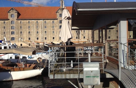 Galleria fotografica






In cammino verso il Noma. Il ristorante è al piano terra del palazzone più a sinistra. Per arrivarci dalla popolare insenatura di Nyhavn (il punto da cui è scattata la foto), occorre fare un bel giro. Ma si notano i lavori per la costruzione di un ponte. Che condurrà dritto all'insegna








Altra prospettiva sul Noma da Nyhavn. Il ristorante galleggia sulla Christianshavn, una delle tante isole artificiali che compongono Copenhagen








Di là del fiume, sulla lunga via che conduce allo spiazzo del Noma








Uno scenario molto tranquillo, di case pastello. Il silenzio è perché vanno tutti in bici













Al massimo si sente rombare qualche scafo








Il vascello davanti al Noma. Oltre a quella danese, sventolano le bandiere di Isole Far Oer e Groenlandia: le loro ambasciate sono nello stesso palazzo del ristorante. Coerenza nordica








Il retro del ristorante. L'80% delle 80 persone che lavorano al Noma viene a lavorare in bici, chef incluso








Dietro al ristorante, un'iscrizione ricorda i passeggeri scomparsi a bordo della danese Hans Hedtoft. Il transatlantico si scontrò il 30 gennaio 1959 contrò un iceberg in Groenlandia. Fu ritrovata solo una cintura di sicurezza
 








L'ingresso del ristorante, al civico 93 di Strandgade








La vista, ingresso alle spalle








Tra l'ingresso e la cucina a vista, spicca un corner di decoro simil-giapponese. A sinistra s'intravede Noma, time and place in Nordic Cuisine, edizioni Phaidon, un testo fondamentale per approfondire tutti i rivoli del Redzepi-mondo. La versione italiana si ordina qui








Una pianta di piccoli agrumi orla la cucina a vista








La porta d'ingresso vista dalla cucina








Le sedie, molto comode, sono anni Sessanta con schienali foderati di pelle di pecora, alcune più morbide di altre








I tavoli sono ampi e senza tovaglie. Attorno prevale il grigio e i colori rustici, sulle travi in legno del soffitto ma anche sulle divise dei ragazzi di sala








La finestra accanto al nostro tavolo








E' lo chef Rene Redzepi a introdurci al pasto: in un vaso di fiori danesi, l'unico pendaglio commestibile è una sorta di carta musica croccante (flatbread) di farina di malto all'aroma di ginepro. Nel piattino in basso, una deliziosa crème fraîche acida per intingerlo








Il flatbread è quello che svetta. "Ma se ci tenete, provate a mangiare anche i fiori", scherza Redzepi. Il cuoco scompare nelle segrete del Noma. Lo ritroveremo solo alla fine del pasto








Tutti i 14 appetizer si mangeranno con le mani. Unica posata, il coltello per tirar su e leccare la crème fraîche da sola (da fare quando tutti gli altri clienti son distratti, però)








Moss and Cep: Muschio di renna con polvere di funghi porcini. E' il corpo bianco, molto saporito ed evanescente, da intingere anch'esso nella crème fraîche
 








Crispy pork skin and black currant: Pelle di maiale croccante e ribes nero, lo strato più esterno. Aspro e croccante








Il ribes nero non ci lascerà prima di molto tempo








Blue mussels and celery: cozze e sedano. Solo due sono quelle buone








La parte inferiore del guscio è commestibile (ancora farina di malto)








Il quinto appetizer è nascosto in una deliziosa scatola di biscotti in latta della tradizione danese (chi non ricorda i Danish butter cookies?)








Cinque tondini, ma solo due "interessanti"








Si chiamano Cheese cookies, rocket and stems, letteralmente Biscotti al formaggio, ruchetta e gambi di erbe aromatiche, un felice snack potenzialmente riproducibile nei nord e nei sud del mondo








Appetizer #6: Potato and duck liver, Patate e fegato d'anatra: le patate croccanti sono in due strati e a mo' di sandwich racchiudono la mousse di fegato. La spolverata è di funghi trombette dei morti, disidratati e polverizzati, una tecnica che troveremo frequentemente








Dried carrot and sorrel, Carote grigliate a fuoco lento per 14 ore, disidratate e servite su polvere di fieno. Si intingono nell'emulsione di acetosella accanto. Un grande piatto perché di inattesa, energica acidità








Ottava entrée: Caramelized milk and cod liver, Biscotto di latte caramellato e fegato di merluzzo, quest'ultimo ghiacciato e pulito. Il secondo dona un aroma molto strong, che domina sul biscotto croccante. Per palati muscolari








Le uova dentro l'uovo








Pickled and smoked quails eggs, Uova di quaglia sbollentate, marinate e affumicate, un classico del Noma. Il tuorlo è completamente liquido








Col Veal fibres and söl, Filamenti di vitello e söl, decimo appetizer, entra in gioco per la prima volta un'alga di mare. E' il söl, appunto, dulse in inglese, Palmaria palmata nella tassonomia scientifica, un'alga rossa incastrata nei filamenti di vitello precedentemente tagliati sottili e poi fritti. Curioso l'impiatto a nido di ingredienti che alla fine incastrano terra e mare








Herb Toast and smoked cod roe, Toast alle erbe e uova di merluzzo affumicato, un'altra grandiosa tapa nordica da far su in due bocconi. Se non ricordiamo male, lo strato superiore è brodo di fegato d'anatra disidratato








Radish, soil and grass, Rapanello, "suolo" ed erba, un altro grande classico del Noma, un paesaggio commestibile di chiara genesi basca-adrianesca, molto replicato negli anni. Carote baby e rapanelli sono interrati in un "suolo" che è una crema di farina di malto con nocciole disidratate. Sotto ancora, uno yogurt di erbe. Finite le verdure, abbiamo chiesto dei cucchiaini per ripulire il suolo








Una foto (di spreadbutter) chiarisce meglio il contenuto del vasetto








Æbleskiver e muikku, penultimo appetizer, di concezione piuttosto recente. Un'antica tradizione dolce danese (Æbleskiver significa "piccoli pezzi di mela" ma la mela qui non c'è) è presentata in versione salata. Code e teste dei muikku, sorta di aringhe baby, sono infilzate in due bigné dall'impasto molto morbido con del ripieno di cetriolo marinato, ben riconoscibile al palato. L'aspetto dispone il cliente alla sfida ma la sua bizzarria visiva si scioglie presto in due bocconi morbidi, eleganti e deliziosi








Ultimo di 14 appetizer: Sorrel leaf and cricket paste, Foglia di acetosella (leggermente piccante) con pasta di grillo. Sì, proprio l'insetto dei prati, qui in consistenza di crema, inserita nel gambo dell'acetosella. Mettendo a fermentare grilli e orzo fermentato, Redzepi ha ottenuto una sorta di garum molto interessante, simile alla soia. Completa il piatto in foto, una granita di nasturzio ghiacciato








E il vino? Non producendo la Danimarca nettari di rilievo, è forse il capitolo meno allettante del Noma. La carta è un trionfo di vini ottenuti in climi freddi: francesi, tedeschi o austriaci soprattutto. Vini di acidità spinta che si combinano bene con le prevalenti acidità dei piatti. Le persone inquadrate nella foto hanno optato per il pairing coi succhi di frutta, quelli sì interessanti e autoctoni: il percorso prevede 7-8 succhi tra cui carote e ginepro, sedano e sedanorapa, cetriolo, eccetera. E i vini italiani? Pochi e tutti rossi, soprattutto di produttori di nebbiolo del Piemonte. "Ma li chiedono solo i norvegesi", ci raccontano








Terminati appetizer e main courses, sbirciamo i lavori in cucina. In primo piano, Samuel Nutter, sous chef inglese








Al centro, riconosciamo Matthew Orlando di San Diego, 35 anni e da 4 e mezzo head chef del Noma. Più tardi ci rivelerà che entro un paio d'anni aprirà il suo ristorante a Copenhagen. "E Renè che ne pensa?", chiediamo. "E' proprio lui a incoraggiarci a metterci in proprio", risponde Orlando. Vero, chiedere anche a Christian Puglisi








Ancora Orlando ci spiegherà che, tra sala, cucina, preparazioni e laboratorio, il Noma arriva a impiegare dall'alba a mezzanotte fino a 80 persone








La cucina prevede 7 comparti: il caldo, il freddo, la pasticceria, gli snack, produzione e mise-en-place, le preparazioni della squadra del mattino e la ricerca (su quest'ultima torneremo più avanti). Gli stagisti scelgono di lavorarci, sapendo di non essere pagati. Redzepi riceve un centinaio di curricula a settimana








Torniamo a tavola e troviamo nuove posate: rami appuntiti di sambuco








Servono a infilzare il primo delle portate "serie", Potato and snails, patate e lumache, servito in due piatti. Il primo è una terrina (rovente) di piccole deliziose patate affumicate e semiaffogate in una salsa al burro dolce e al tavolo spolverate con sale proprio di sambuco. Accanto, piccoli ceppi d'albero affumicati








Accanto, l'altra metà del piatto da infilzare coi bastoncini di sambuco: lumache glassate nel loro succo con burro dolce, olio al prezzemolo ed emulsione di piselli fermentati








Dopo 15 portate arrivano le posate. "Si torna alla civiltà", scherza il ragazzo di sala








...e arriva pure il pane, nascosto in una stoffa soffice con accanto due ciotoline che contengono burro da latte di capra e burro di grasso e crumble di maiale. Colesterolemici, vade retro








Solleviamo la stoffa: il pane è una pagnotta di lievito naturale di grano locale. La crosta è super-fragrante e il cuore molto sofficie e poroso








Cooked fava beans and beach herbs, Fave stufate gentilmente ed "erbe di spiaggia" (che poi sono diversi tipi di alghe di mare). Le fave sono fantastiche nella loro compattezza inaspettatamente dolce








Con la terza portata del ciclo "serio" veniamo ai ragazzi di sala: sono tutti molto professionali ma anche rilassati. Tra i 30 e i 40 anni, molti tatuati, ruotano di continuo al nostro tavolo: una trentina dei piatti sono stati serviti e illustrati da 10 camerieri diversi, molti dei quali cuochi dei livelli più alti della gerarchia. Il ragazzo in foto che ci serve Berries and cucumber, Bacche e cetrioli, si chiama Beau Clugston, è australiano e da poche ore è un nuovo sous-chef del Noma








Ai frutti di bosco e insalata di cetrioli si unisce del succo di camomilla...








...et voilà








Insalata di brown crab (granchi atlantici), tuorlo d'uovo, erbe di campo e il rosso sono le uova del granchio. I ragazzi si raccomandano di fare attenzione perchè potrebbe esserci del carapace o delle chele: la carne del granchio è stata rimossa tutta a mano. Noi ci scontriamo solo con un fresco schiaffo iodato








Accanto alle langoustine, scampi norvegesi, torna l'alga söl, questa volta in forma di emulsione con acqua di ostriche. I puntini rossi sono segale disidratata








Cavolfiore e pino, crema e rafano. Pensi a una capasanta e invece è un trancio di cavolfiore quello che spunta da sotto gli aghi di pino. E' ricavato dalla parte alta dell'ortaggio, arrostito a arricchito con gli aromi di pino, abete, ginepro e rafano. L'orto e il silvestre








Lucioperca con gambi di verdure. Impeccabile ma insolitamente classico nella sua concezione su salsa al burro e capperi. Incuriosisce la disposizione, che lascia intonsa più di metà del piatto. Come a voler lasciar libero il lucioperca di sguazzare di nuovo








Arrivano in tavola nuovi oggetti: olio di fieno e un cronometro. E' l'inizio del gioco di The hen and the egg, La gallina e l'uovo








The hen and the egg #2: attorno a un tegamino rovente su del fieno appena umido, notiamo una chips a spirale di patata e un uovo (d'anatra, ci dicono)








The hen and the egg #3: accanto al tegame, foglie di spinaci, aglio selvatico, germogli e fiori di campo vari








The hen and the egg #4. "Dovete rompere voi l'uovo e cuocerlo", ci spiegano armati di olio di fieno, che spruzzeranno nel tegame prima del nostro esercizio








The hen and the egg #5: son riuscito a non sbrodolare. Il piatto, spiegherà Redzepi poi, "E' un po' un invito sdrammatizzante a cucinare. Sono rimasto sorpreso dal fatto che tanti clienti non hanno mai rotto un uovo. Cerco di mostrare loro che la cucina è in fondo un esercizio molto elementare"








The hen and the egg #6: dopo 120 secondi esatti di cronometro, si uniscono all'uovo le verdure e si rimesta il tutto








The hen and the egg #7: tocco finale, una salsa di acetosella. Il piatto non è memorabile...








...ma il risultato è lo stesso delle 21 portate precedenti: piatto spazzolato The hen and the egg #8








Animelle di vitello, erbe di campo, funghi e sedanorapa. Un gran piatto, ma non esattamente quello che ti aspetti al Noma. Sottigliezze eh








A un passo dai dolci, il brusio in sala si fa più sostenuto. L'alcol e le discussioni sull'incredibile girandola di piatti provati








E il brusio lievita ancora al primo dei due dolci: Blueberries and ants, Mirtilli e formiche (la foto è di garyalanfine, avevo terminato le batterie). Il piatto è duplice: la foto mostra la prima metà, che racchiude una confettura di formiche tra due foglie di nasturzio. Ce la porta al tavolo Rosio Sanchez da Chicago, splendida coordinatrice dei dessert del Noma. E le formiche? Ci torniamo alla fine della gallery








Mirtilli e formiche parte seconda: accanto alle foglie di nasturzio con formiche, arriva un geniale sandwich con gelato di mirtilli (la foto è ancora di garyalanfine)








Ventiquattresimo e ultimo piatto, un "classico" Gammel Dansk, sorta di Jaegermeister danese qui sposato ad acetosella e latte disidratato. Apprezziamo la voglia di non sovraccaricare con ulteriori bombe al cioccolato o altre grasse cremosità che a fine pasto chiederebbero gli straordinari ai succhi gastrici (grazie ancora a garyalanfine)








Dopo oltre 3 ore di degustazione, ci si accomoda tutti nel dehors accanto: in vetrina spiccano grappe di Brunello








Potevano farti mancare lo skyr, il formaggio fermentato acido degli islandesi? Certo che no: agli albori della New Nordic Cuisine venne praticamente brandito da Redzepi come simbolo delle rivoluzione. L'arma per contrastare il dilagare dei formaggi francesi in Danimarca, così come l'olio di colza in vece dell'olio d'oliva








Riordinata la sala per la sera, Kim Sander e Matthew Orlando ci invitano a fare un sopralluogo nei back office del Noma








I ragazzi si divertono ma il lavoro è un massacro: tra il pranzo e la cena ci sono solo 45 minuti di pausa, dalle 17 alle 17.45. "Per questo", spiega Redzepi, "è fondamentale tenere chiuso due giorni, domenica e lunedì. Così stacchiamo da ogni pensiero. 7 su 7 sarebbe controproducente per l'umore di tutti"








Orlando ci mostra il gazebo all'aperto sul retro, dove si griglia e affumica qualsiasi cosa








Al primo piano, un tavolo da 9-15 persone che si aggiunge ai coperti del piano terra. "E' il nostro table's chef' , dice Orlando








Alle pareti, una felice riproduzione caricaturale della cucina di sotto








Nella sala accanto, uno squadrone di giovanissimi è perennemente alle prese con le pre-preparazioni








Tagliare, separare, sgusciare, sminuzzare...








Il terzo ambiente al primo piano è la sala del relax dei ragazzi...








...ma anche quella del grande capo...








...che infatti troviamo defilato ad affettare un mega-cavolo...








...che cavolo non è: "E' un fungo", rivela Renè Redzepi, "un regno che mi affascina tantissimo perché è vasto così", dice disegnando un cerchio molto ampio con le braccia, "mentre noi ne sappiamo tanto così", mima chiudendo pollice e indice. "Purtroppo questa stagione non è propizia per i funghi, troppo secca, ma non dispero"








Ma parliamo di formiche. Redzepì tira fuori un tupperwear brulicante di insetti che vagano rintontiti. "Non è questione di stravaganza o sensazionalismo", spiega, "occorre solo infrangere i nostri tabù, non come esercizio fine a se stesso, ma come esplorazione di tutti i flavour possibili"








"Senti che effluvi naturali di cardamomo escono da qui? Le formiche li rilasciano in modo del tutto naturale per tenere lontani i nemici", spiega








La sera stessa ci scrive su twitter la giornalista spagnola Julia Perez da Lima, spiegando che gli insetti amazzoni che cucina il cuoco venezuelano Sumito Estévez sanno invece di limone
 








"Un giorno, quando avrò tempo, spero non tra 10 anni, voglio trovare il modo di andare a visitare i più grandi macellai italiani". Un messaggio da girare subito a Cazzamali & co.








Formiche again, questa volta col petto rosso. La mirmecologia classifica nel mondo oltre 10mila specie di formiche, ognuna con il suo bagaglio aromatico








Si torna in cucina di sotto: Orlando controlla i vasi di malt flatbred che apriranno anche la cena








E i ragazzi affilano i rami di sambuco...








Mi preparano il conto: 576 euro in due, somma di due menu degustazione (200 euro l'uno) più una bottiglia di Grüner Veltliner Auslese trocken Spiegel di Fred Loimer (154 euro) e due calici di champagne di Christophe Mignon. A destra, Sune Østergaard, restaurant manager








Usciamo per esplorare il laboratorio del Nordic Food Lab che ci ha indicato Redzepi, in pratica una dépendance sull'acqua, proprio davanti al ristorante





