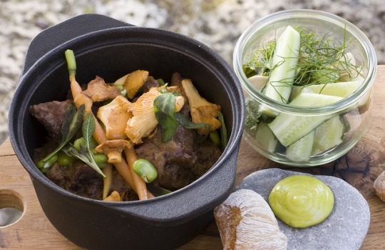 Galleria fotografica






Appetizer di chanterelle (saporiti come i nostri finferli) e germogli dell'orto








Trota arcobaleno (cotta a 55°C per 15 minuti) e cavoli








Consommè di pomodoro: 4 tipi di pomodoro dell'isola, in 4 consistenze








Sulla superficie esterna della scultura, dill snow: granatina di aneto. Nel tubo, i fiori dello stesso aneto








Manzo di Sareema con cipolle








L'Estonia vanta una lunga tradizione di apple wine, sidro alle mele con annate specifiche. Il nostro assaggio? 2005





