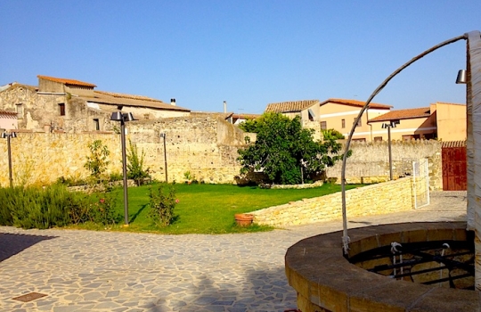 Galleria fotografica






Un'installazione eloquente al primo piano di Casa Puddu. La struttura in cui è inserito il ristorante ospita al primo piano una serie (molto mutevole) di opere d'arte di giovani artisti








La cantina dei vini del S'Apposentu ospita anche un numero notevole di forme di formaggio di varie stagionature (pecorino, soprattutto)








L'orto inserito nel complesso di Casa Puddu. E' il vero regno di Roberto Petza, che troverete molto abbronzato non certo perché se ne va al mare: trascorre ore a curare ortaggi e germogli da lui stesso piantati





