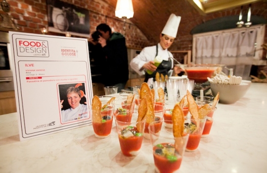 Galleria fotograficaCoda fuori dallo showroom Agape, via Statuto 12, per il piatto di Andrea BertonIl piatto di Berton:&nbsp;Focaccia di Recco con controfiletto di manzo crudo e composta di pomodoro piccanteAndrea BertonArclinea, corso Monforte 28: si preparano i fratelli&nbsp;Christian e Manuel Costardi, cuochi del ristorante Cinzia di VercelliL'imbuto di metallo per infilare il risotto nel barattolo warholiano. Alle spalle di Christian Costardi, Giulia Corradetti di Magenta BureauCostardi&rsquo;s tomato rice (omaggio a Andy Warhol)Manuel e ChristianLa gente godeCesar in via Larga 23, presidiato da&nbsp;Giovanni Ruggieri del ristorante RefettorioGiovanni Ruggieri con la sua&nbsp;Crema di patate con tarassaco all&rsquo;aceto di moscato, asparagi e salsa al crescioneGiovanni RuggieriTutti da Dada in via Larga, angolo piazza Santo Stefano, per&nbsp;Fabio Pisani e Alessandro Negrini di Aimo e NadiaFabio PisaniSpaghetti di Benedetto Cavalieri in cous cous con mozzarella di bufala campana, pomodori pugliesi &ldquo;al filo&rdquo; e profumo di limoni della CostieraLa granelle di cous cous &egrave; ricavata da spaghettoni frullati a crudoDa De Longhi, via Borgogna 8, c'&egrave; Alice Delcourt dell'Erba BruscaAlice DelcourtUltimo giro d'olio per il&nbsp;Cous cous speziato con erbe aromatiche, albicocche e zuccaMatteo Torretta ha cucinato allo Scavolini Store di piazza MissoriA destra Matteo Torretta, chef de Al V Piano di MilanoSotto al minipimer,&nbsp;Finto risotto di finocchi al sentore di sambucaLa spuma &egrave; di sambucaMatteo TorrettaDa Valcucine, corso Garibaldi 99, c'&egrave; il Ratan&agrave; di MilanoCesare Battisti, boss del Ratan&agrave;Il Risotto con verdure e erbe di primavere fresche, cotte e croccanti di BattistiTutti insieme appassionatamentePaolo MarchiOttava tappa: Febal, via FatebenefratelliIn secondo piano, Giovanni Giberti di Pav&eacute;&nbsp;Il Tiramisuper di Giovanni GibertiPer Giberti, 3 preparazioni diverse in 3 giorni: nei primi due, la&nbsp;Barbajada e&nbsp;Lime basilico e fragole
&nbsp;E' il turno di Ilve, via Giulio RomanoC'&egrave; Viviana Varese del ristorante AliceE la sua Passatina di pomodoro con ricotta e sgombri