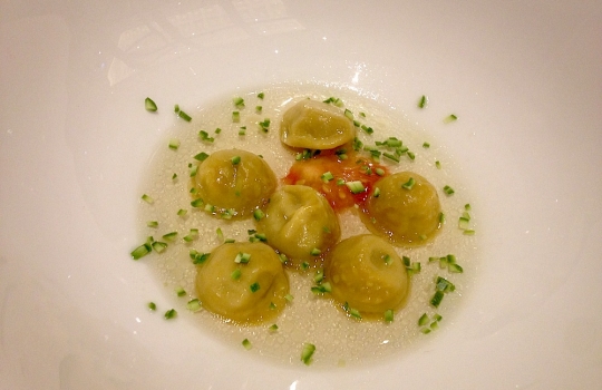 Galleria fotografica






L'ingresso di Palazzo Parigi








Carlo Cracco e il sommelier milanese Matteo Ghiringhelli. In serata berremo bollicine Giulio Ferrari, Malvasia Istriana di Vie di Romans e una mirabile Barbera 2001 di Vigneti Massa. 720 le referenze in carta inserite da Ghiringhelli: 60% italiane, 30% Francia, 10% resto del mondo








Carlo Cracco (in fasci di beatitudine per colpa del pessimo fotografo) con un ragazzo della brigata di Palazzo Parigi. L'executive è Diego Giglio, una lunga militanza in via Victor Hugo al fianco di CC e del corregionale piemontese Matteo Baronetto: "Da Matteo ci divide solo la fede calcistica", scherza Giglio, nato a Carmagnola, "juventino io, granata lui"








Quattro dei tavoli in sala, tutti in posizione angolare, sfoggiano questi divani perfetti per cene chick to chick








Alle pareti specchiere, stucchi e arazzi di pregio. Si nota un camino








Sfavillanti lampadari in vetro di Murano








Cozze e salsiccia, pronti via e subito due simboli cracchiani nel medesimo piatto. Il fondo è ghiacciato, incommestibile








Uovo di quaglia all'alpestre, uovo crudo e crunchiness balsamica








Sfilacci di burrata, pomodoro confit, salsa di crostacei e semi di passion fruit. Molto gustoso








Gamberi di Santa Margherita (carnosissimi) profumati alla melissa, fagiolini e lamponi








Risotto pomodoro, capperi, olive e maggiorana. Il pomodoro non balza alla vista ma al palato, con una prevaricante acidità 





