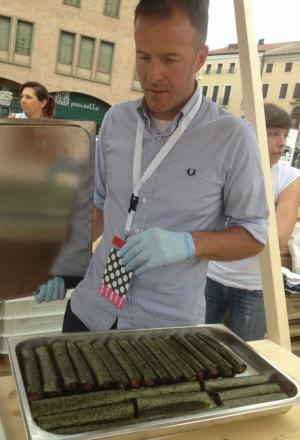 Galleria fotograficaFabio Pisani di Aimo e Nadia e il suo partner della rassegna, Davide Longoni del panificio LongoniPer Pisani e Longoni, un'apprezzatissima Rosetta di Petra con cicerchie, ciocriette selvatiche e ricotta marzoticaMarco Valletta dell'Accademia del pane e Maria Grazia Attolini della Dolcetteria di Rimini. Per loro Tondo morbido di glutin&ograve; all'origano con polpa di trota del Sile e zucchine marinate all'agretto&nbsp;(foto Sarah Scaparone)Aurora Mazzucchelli del ristorante Marconi di Sasso Marconi (Bologna) era in coppia con Massimo Vitali del panificio Vitali di Cesenatico (Forl&igrave;-Cesena)Per loro anche un insolito tocco di cioccolato tra due fette di Ciabattina di Petra con fiocchi di germe di grano, ripiene anche di formaggio ragusano, origano sicliano e olive fresche. Rievocazione di memorie d'infanzia per la Mazzucchelli